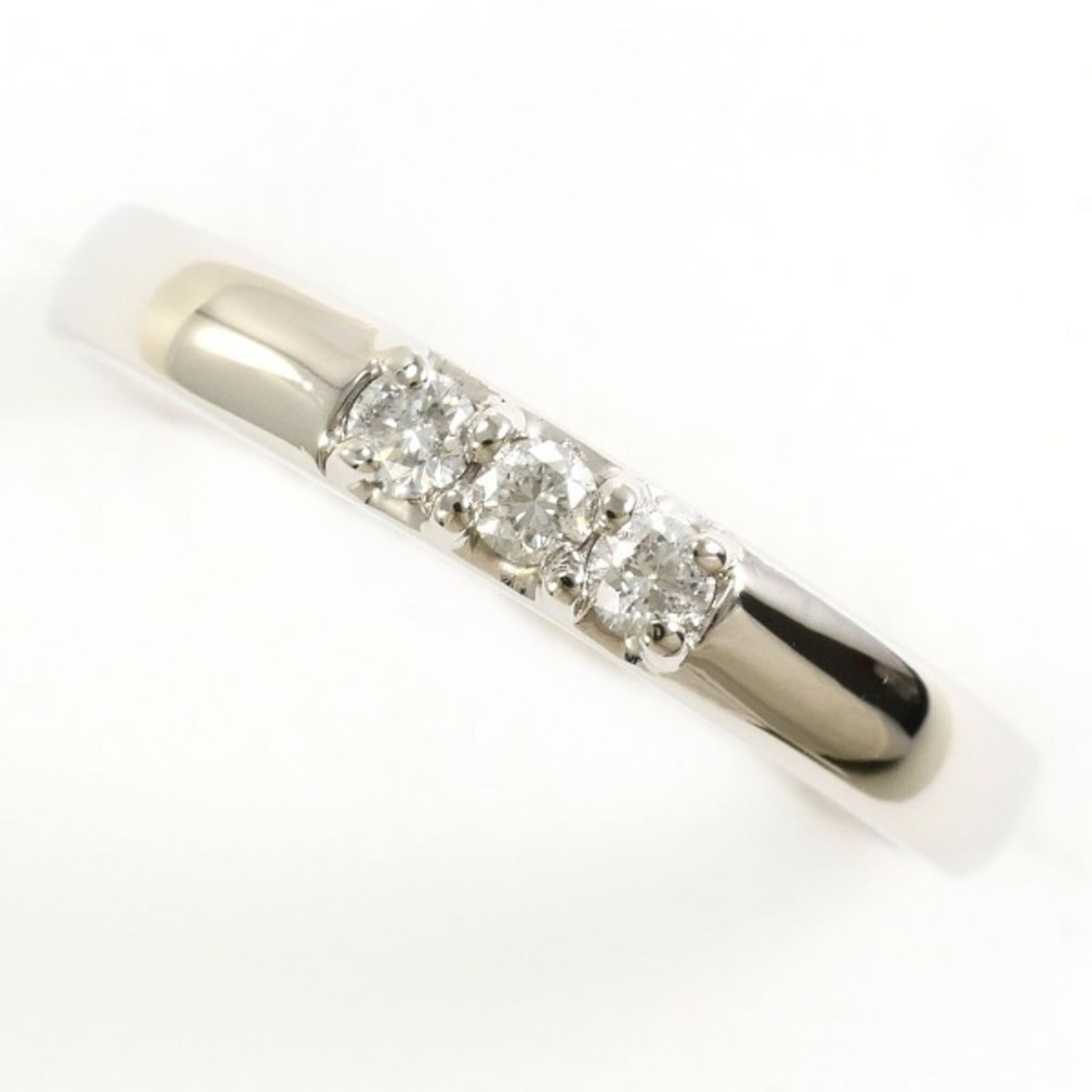Ring Band Platinum Unbranded 900: Ring Band Platinum Unbranded 900 Platinum band ring with a 0.09ct diamond, available in US size 3.5 and JP size 6.5, featuring a 3mm width and weighing 2.8g. Made from high-quality platinum metal,
