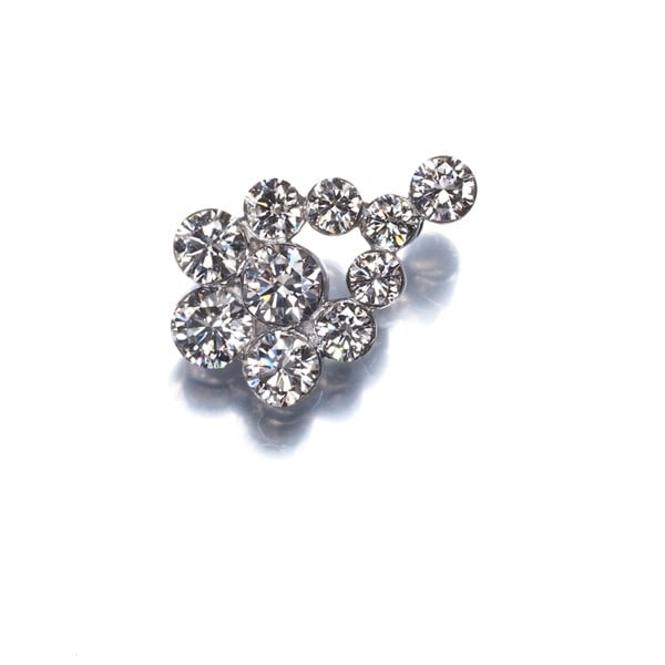 Diamond 0.77Ct Flower Pendant 18K 750 White Gold: Diamond 0.77Ct Flower Pendant 18K 750 White Gold The 0.77ct diamond flower pendant in 18k white gold is a delicate and elegant piece, featuring a natural diamond at its center. The intricate design
