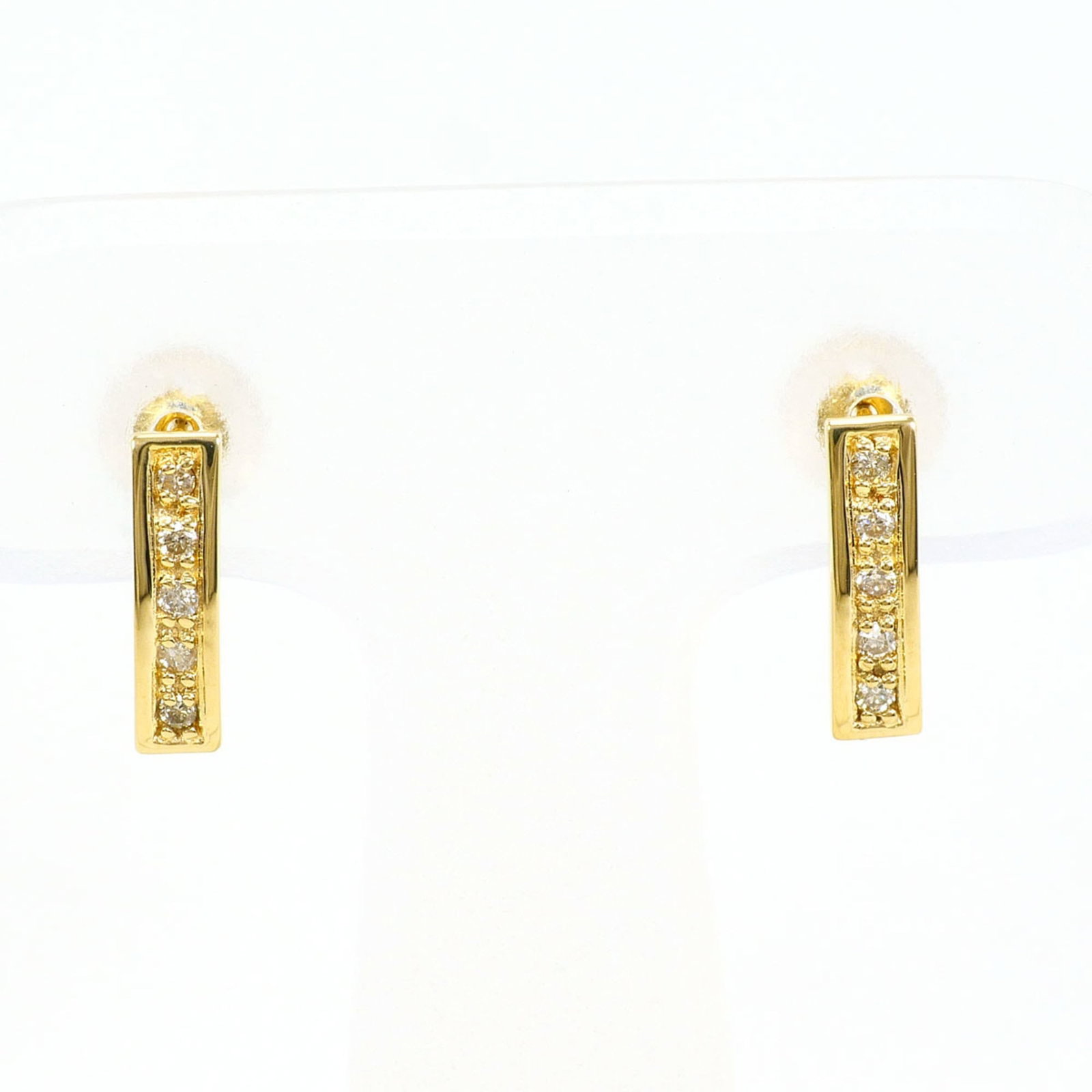 Yellow Gold Earrings 18K Unbranded: Yellow Gold Earrings 18K Unbranded Yellow gold earrings with a diamond weight of 0.04 ct and a total weight of 0.8g / 0.02oz, crafted from 18K yellow gold metal. These stud earrings showcase the
