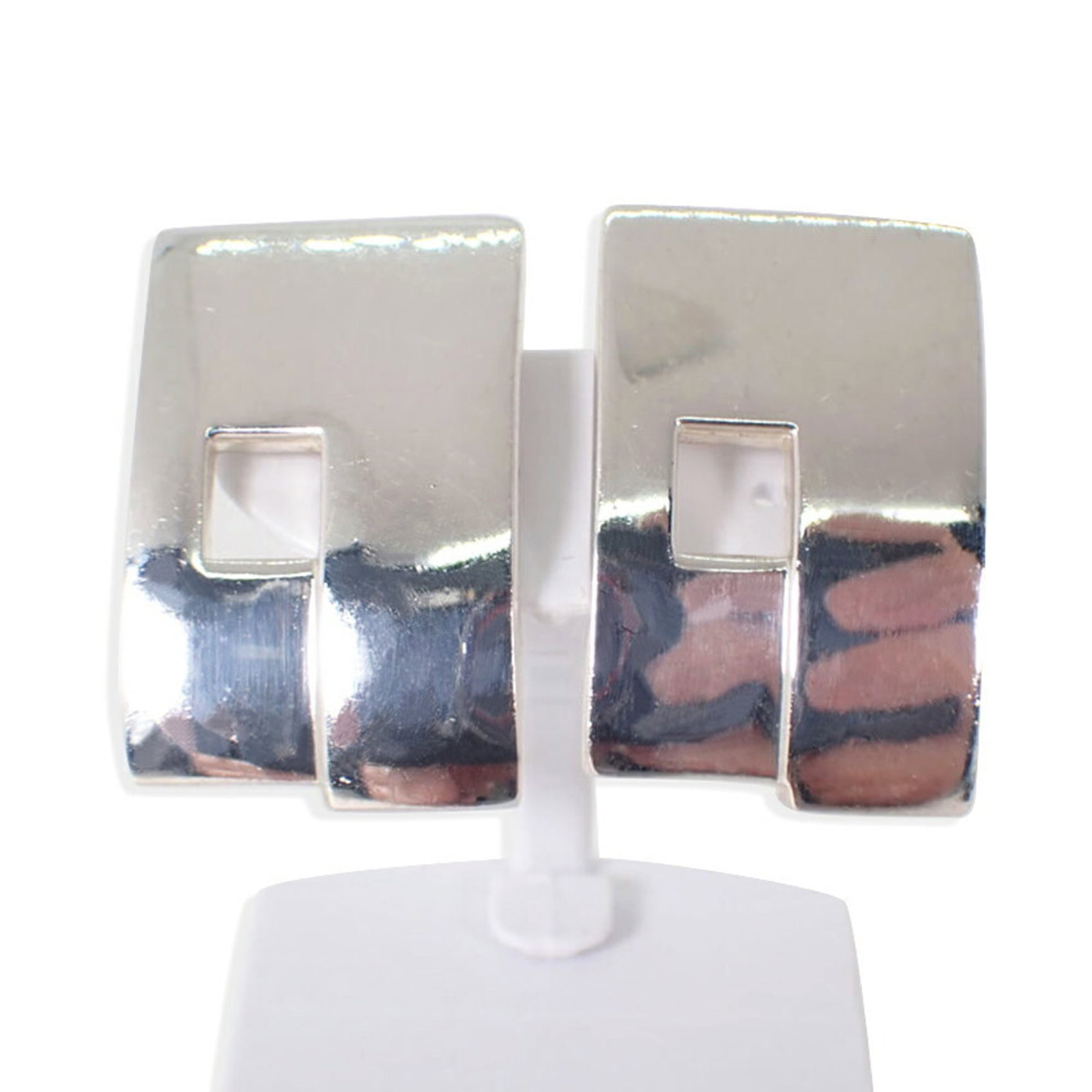 Sterling Silver 925 Gucci Stud Earrings: Sterling Silver 925 Gucci Stud Earrings Sterling silver 925 Gucci Stud Earrings are crafted from high-quality sterling silver, with a distinctive stud design. Measuring 16.90mm x 26.40mm, these earrin