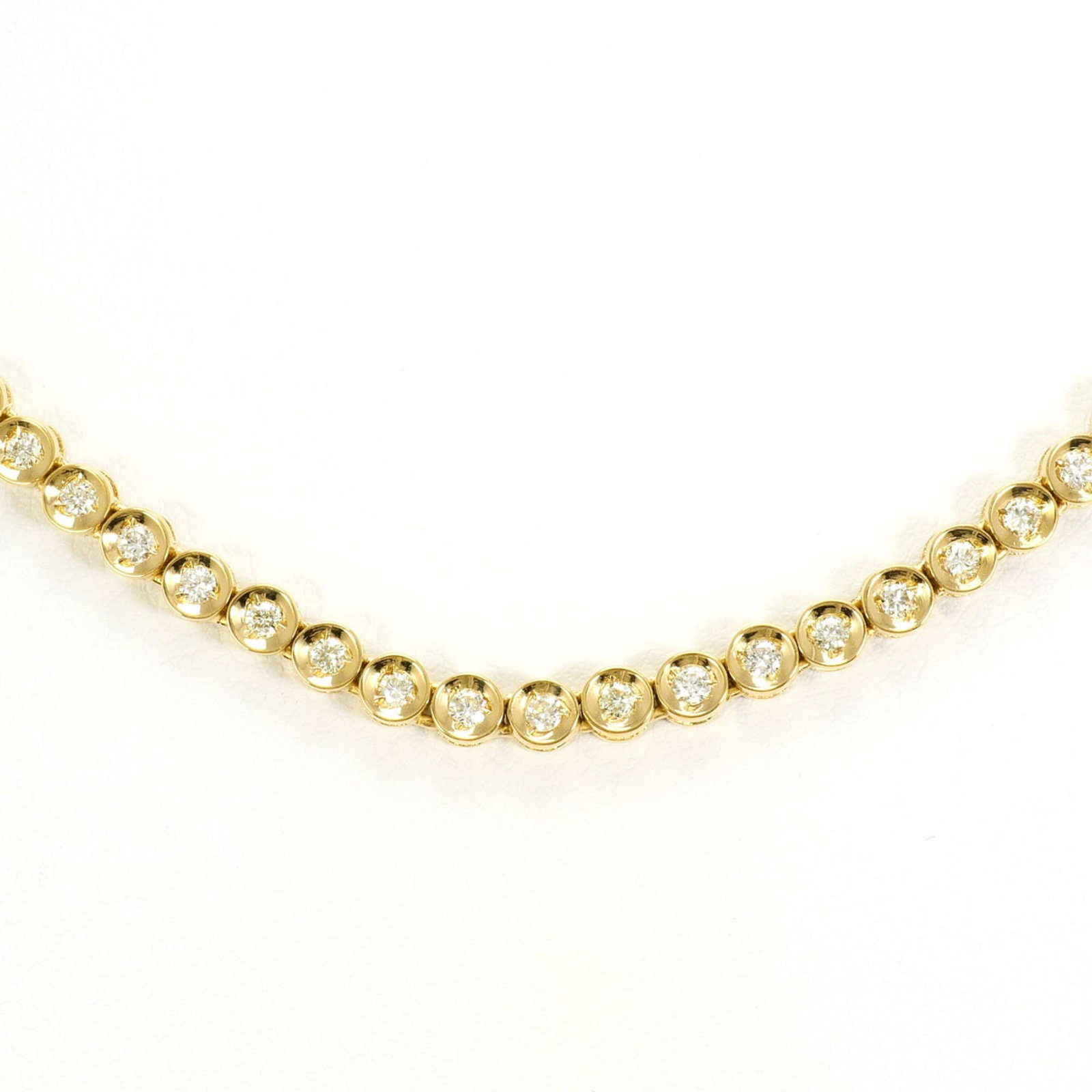 18K (18-Karat) Yellow Gold Necklace With 2.82Ct Diamonds Total Weight 25.4G 40Cm Length Jewelry: 18K (18-Karat) Yellow Gold Necklace With 2.82Ct Diamonds Total Weight 25.4G 40Cm Length Jewelry 18K yellow gold necklace boasts a striking presence with its total weight of 25.4g and impressive