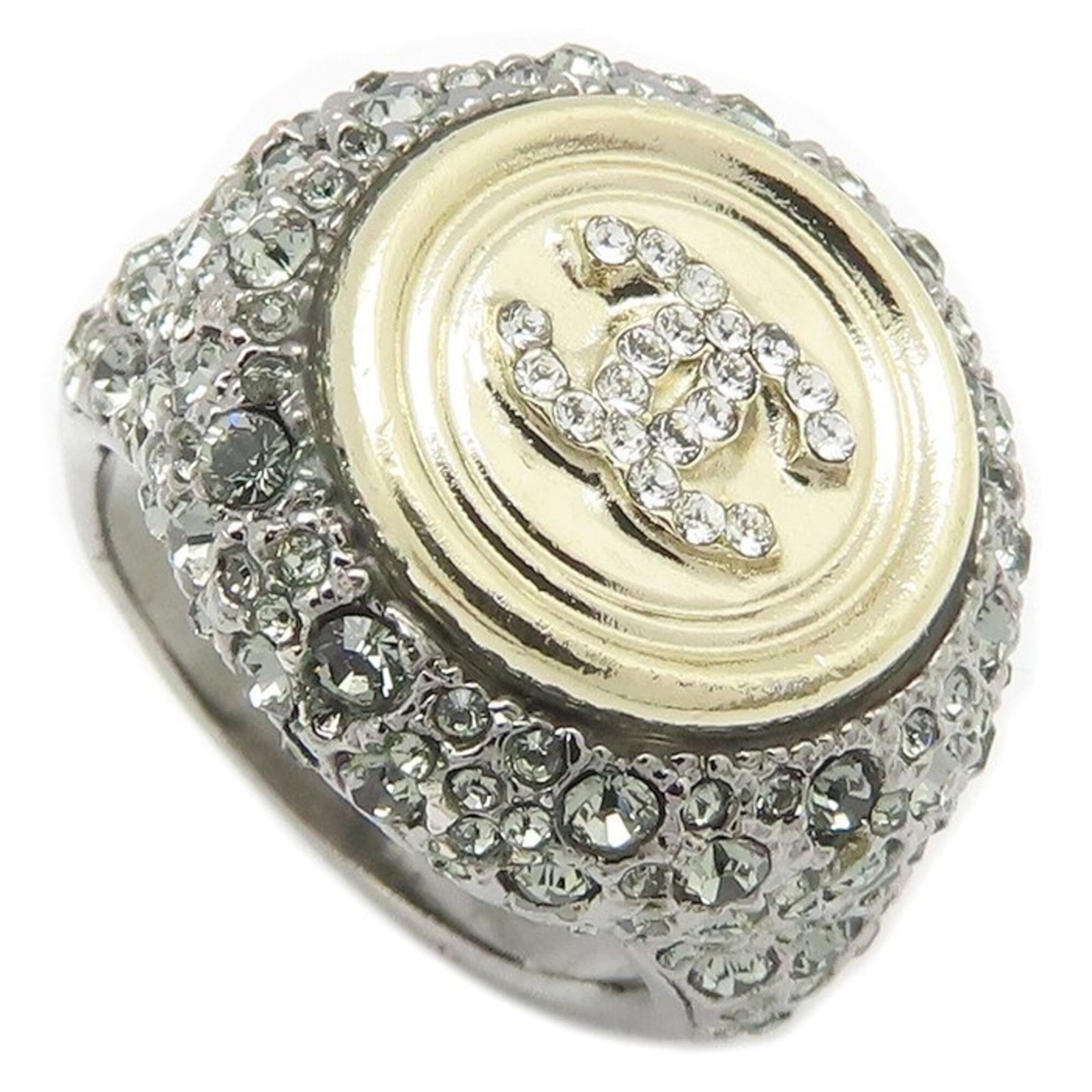 Ring Chanel Band: Ring Chanel Band Gold plated ring from Chanel featuring a rhinestone stone, available in US size 5.5 and JP size 10. Weighing 14g, this band ring showcases the iconic style of the French fashion