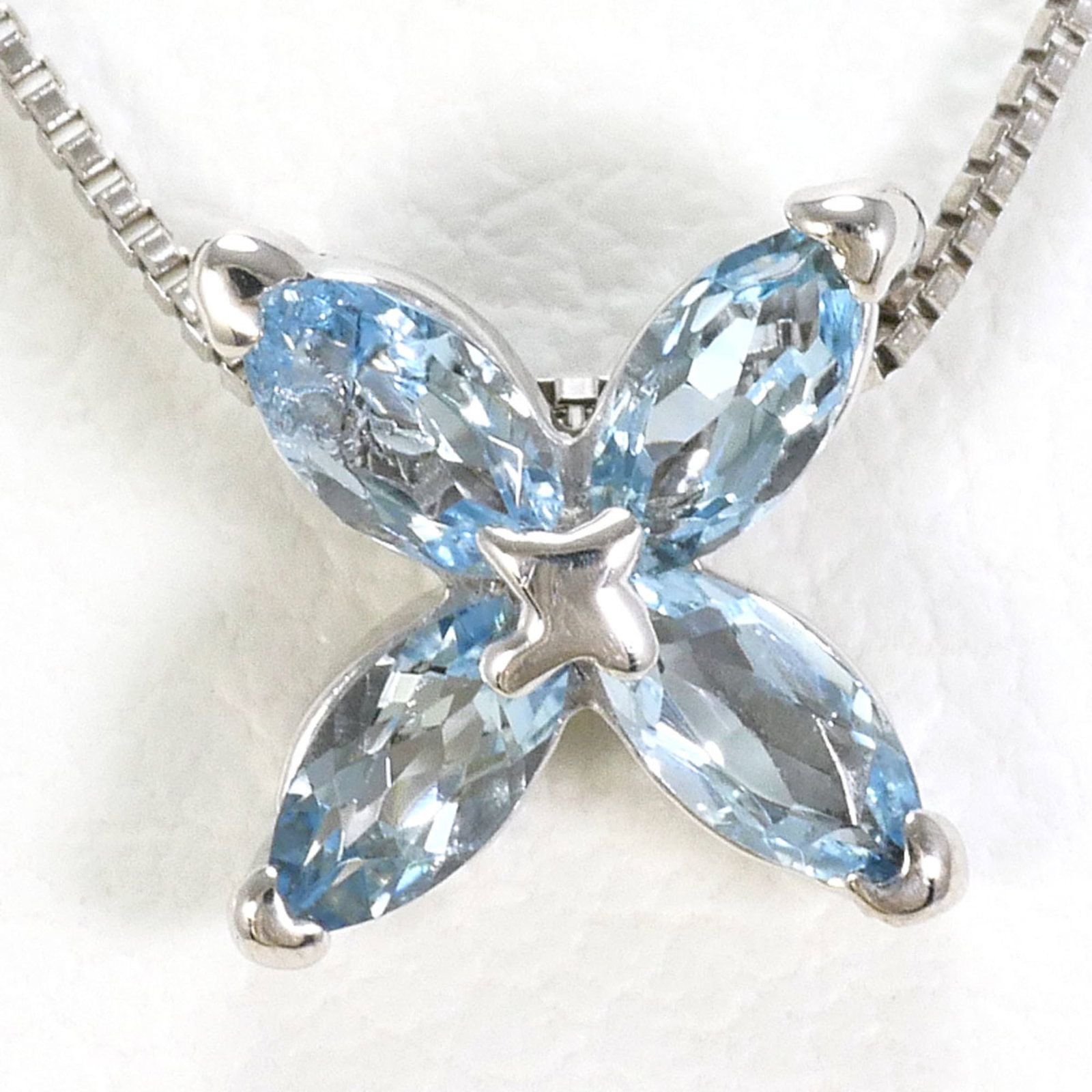 18K (18-Karat White Gold) Necklace With Aquamarine Total Weight 1.5G 40Cm Length Jewelry.: 18K (18-Karat White Gold) Necklace With Aquamarine Total Weight 1.5G 40Cm Length Jewelry. 18K white gold necklace boasts an impressive aquamarine stone, weighing a total of 1.5 grams, set against a st