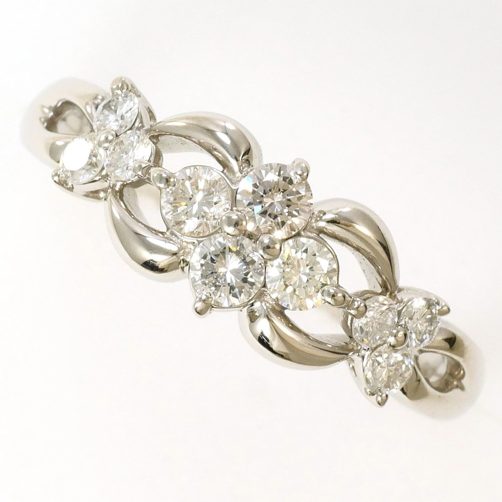 Ring Band Platinum Unbranded 900: Ring Band Platinum Unbranded 900 Platinum ring band with a 0.50ct diamond, weighing in at 4.7g and measuring 7mm wide, offers a sleek and modern design for those who appreciate understated elegance.