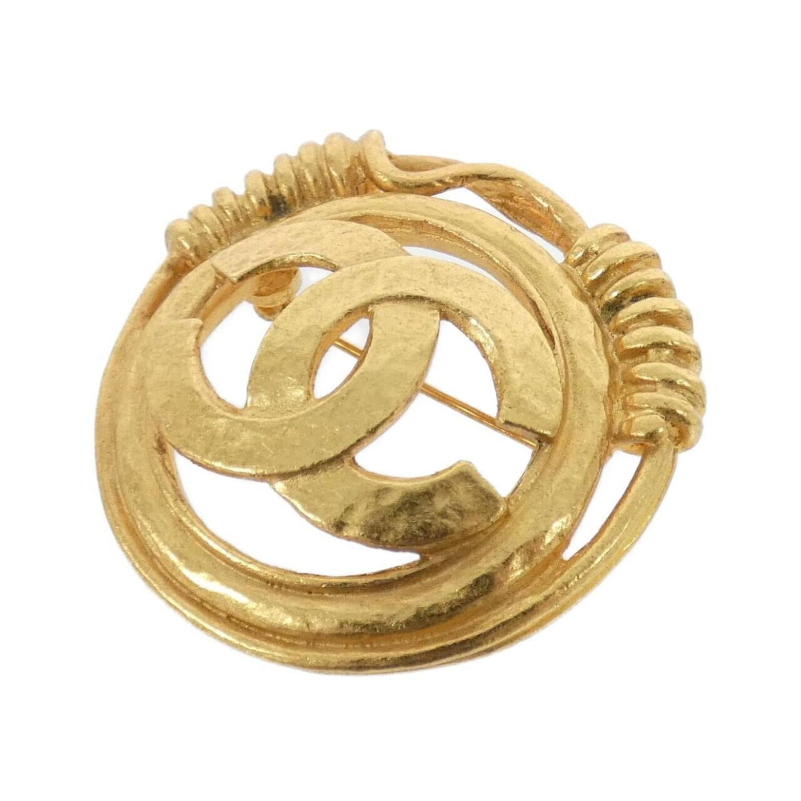 Brooch Chanel: Brooch Chanel Gold Brooch by Chanel. This gold brooch, measuring 4.2cm x 4cm, comes in a box and bears the signature of the brand. A stylish accessory for women. Item Specifics: Brand: Chanel Type: