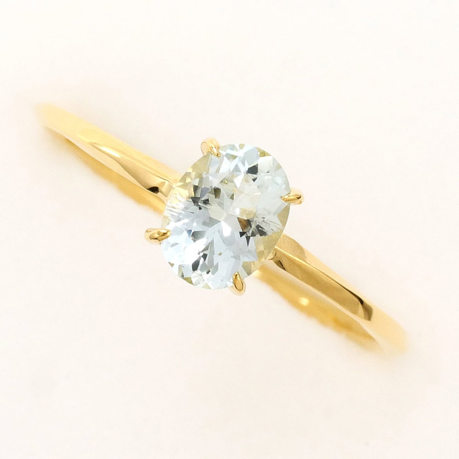 Unbranded Band Ring Yellow Gold (18K): Unbranded Band Ring Yellow Gold (18K) Yellow gold band ring with an aquamarine stone, crafted from 18K metal. Measuring 6mm in width and weighing 0.8g, this unbranded piece offers a subtle touch of