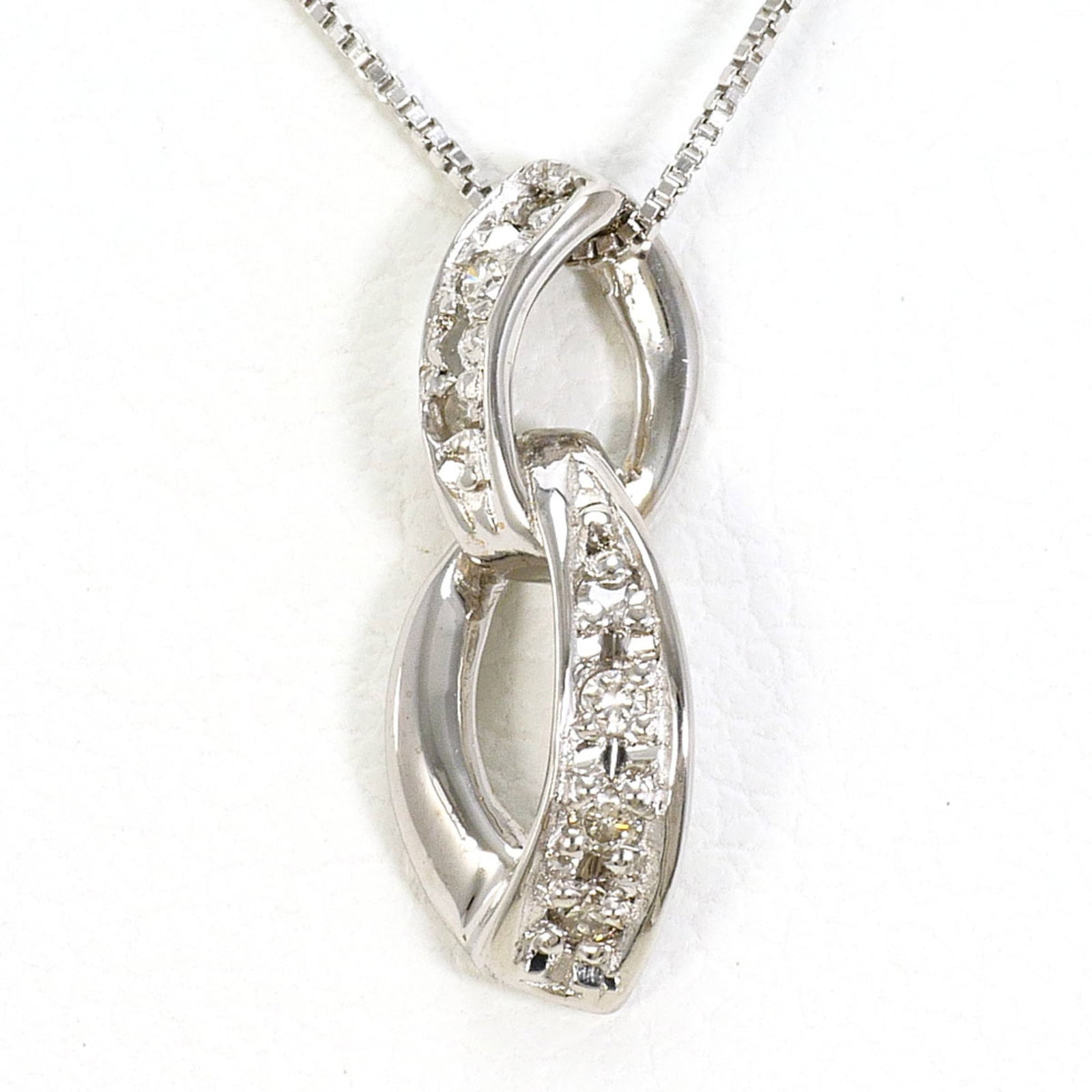 18K (18-Karat White Gold) Necklace With 0.04Ct Diamond Total Weight 1.4G 40Cm Length Jewelry.: 18K (18-Karat White Gold) Necklace With 0.04Ct Diamond Total Weight 1.4G 40Cm Length Jewelry. 18K white gold necklace boasts a total weight of 1.4g from 0.04ct diamonds, adding a touch of elegance to