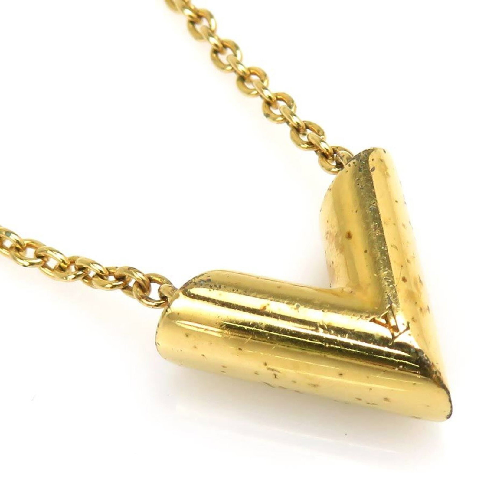 Louis Vuitton Essential V Metal Necklace Gold Women'S M61083 H32160A: Louis Vuitton Essential V Metal Necklace Gold Women'S M61083 H32160A The Louis Vuitton Essential V Metal Necklace in Gold boasts a sleek design, featuring a signature gold metal necklace with a 13mm