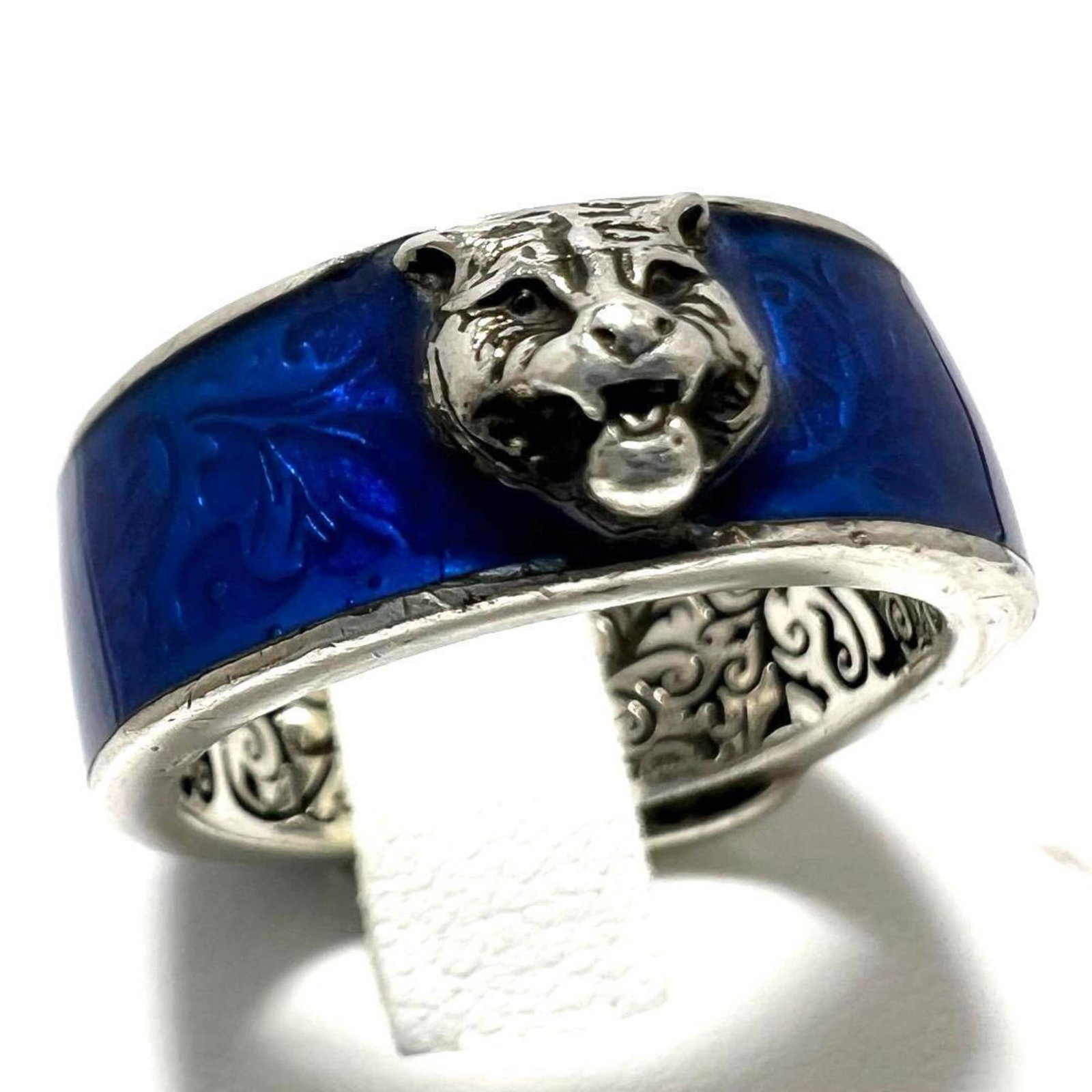 Silver Enamel Ring Band Gucci 925: Silver Enamel Ring Band Gucci 925 Silver Enamel Ring Band Gucci 925. This Gucci ring features blue enamel and silver 925 material, making it a stylish accessory for men's fashion. The band ring