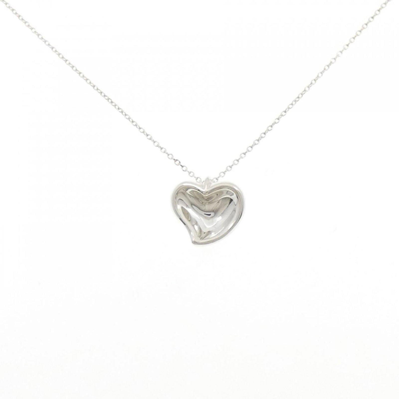 Tiffany 925 Necklace: Tiffany 925 Necklace Tiffany's 925 silver necklace boasts a sleek design with a pendant measuring 13.1mm x 14mm, suspended from a 45 cm chain. The necklace's silver material and 925 hallmark ensure du