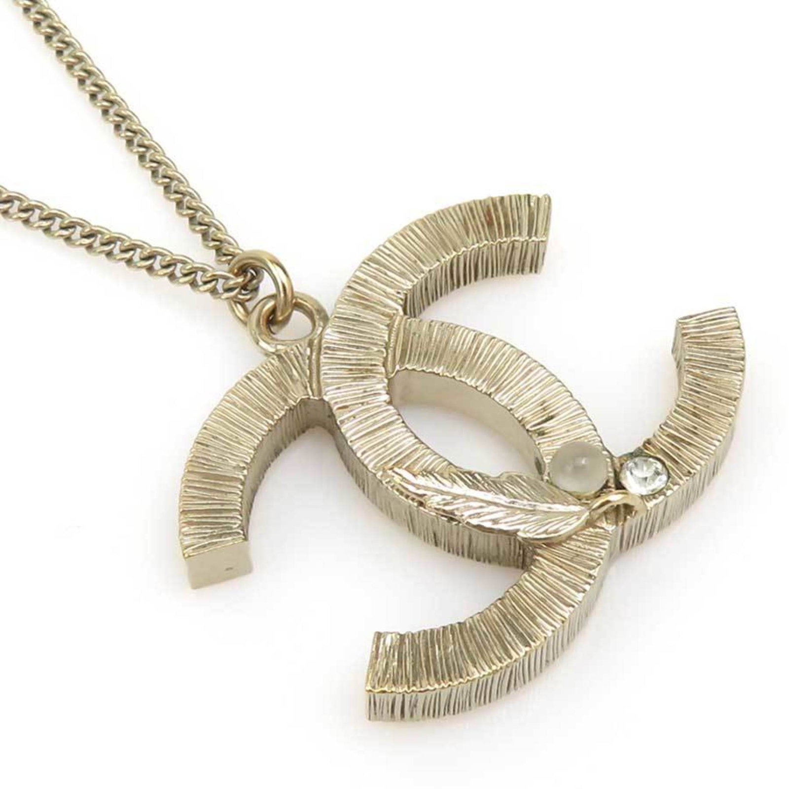 Chanel Coco Mark Metal Gold Necklace For Women E61185G: Chanel Coco Mark Metal Gold Necklace For Women E61185G The Chanel Coco Mark Metal Gold Necklace for Women boasts a sleek and sophisticated design, featuring a 22mm x 30mm pendant in gold. This