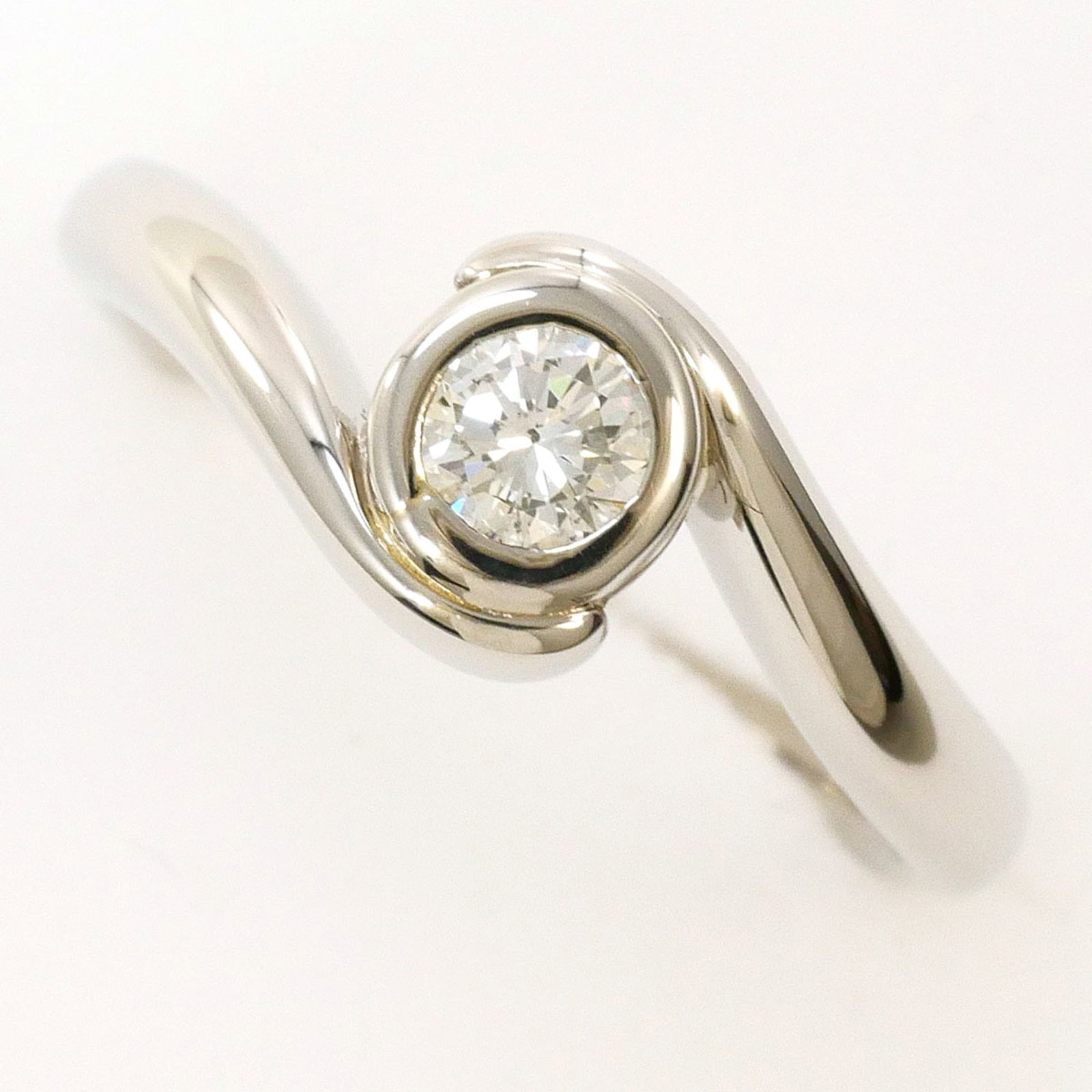 Ring Band Platinum Unbranded 900: Ring Band Platinum Unbranded 900 Platinum band ring with a diamond stone, weighing 0.21 carats, set in a platinum metal construction with a US size 5.5 and Japanese size 10 fit. The ring features a