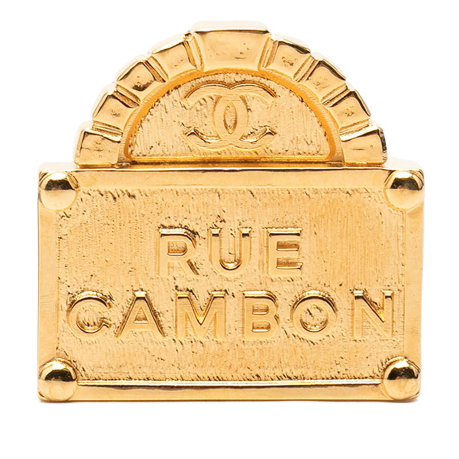 Brooch Chanel: Brooch Chanel The Chanel brooch boasts a sleek, gold design with precise measurements at 3.05cm x 3.09cm / 1.2'' x 1.21''. This stylish piece bears the signature of its creator, adding an air of
