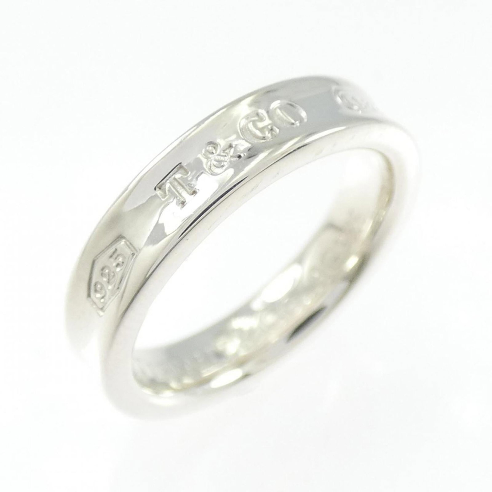 Silver 925 Tiffany Band Ring: Silver 925 Tiffany Band Ring Silver 925 Tiffany Band Ring, designed with elegant simplicity, features a sterling silver band crafted from high-quality materials. This classic ring boasts a timeless de