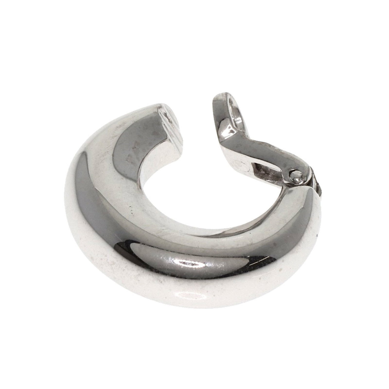 Chaumet Clip Earrings White Gold (18K): Chaumet Clip Earrings White Gold (18K) Chaumet's Clip Earrings in White Gold (18K) showcase elegant simplicity, featuring a single earring with a slender profile. The 17.50mm x 5.30mm dimensions and