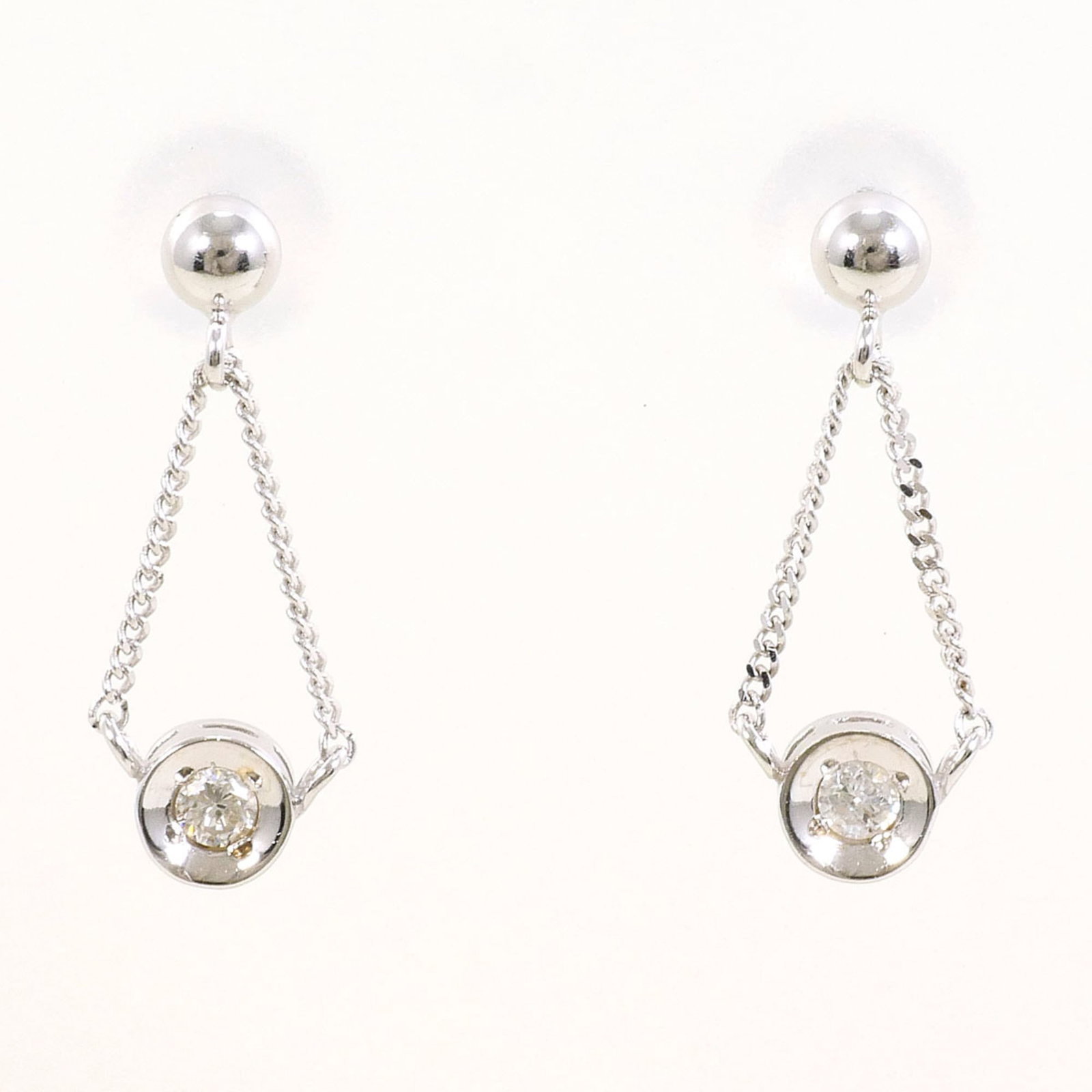 White Gold Unbranded 14K Drop Earrings: White Gold Unbranded 14K Drop Earrings White gold drop earrings feature a 0.7g diamond weight, showcasing the purity and quality of 14K metal. The unbranded design offers an understated elegance,