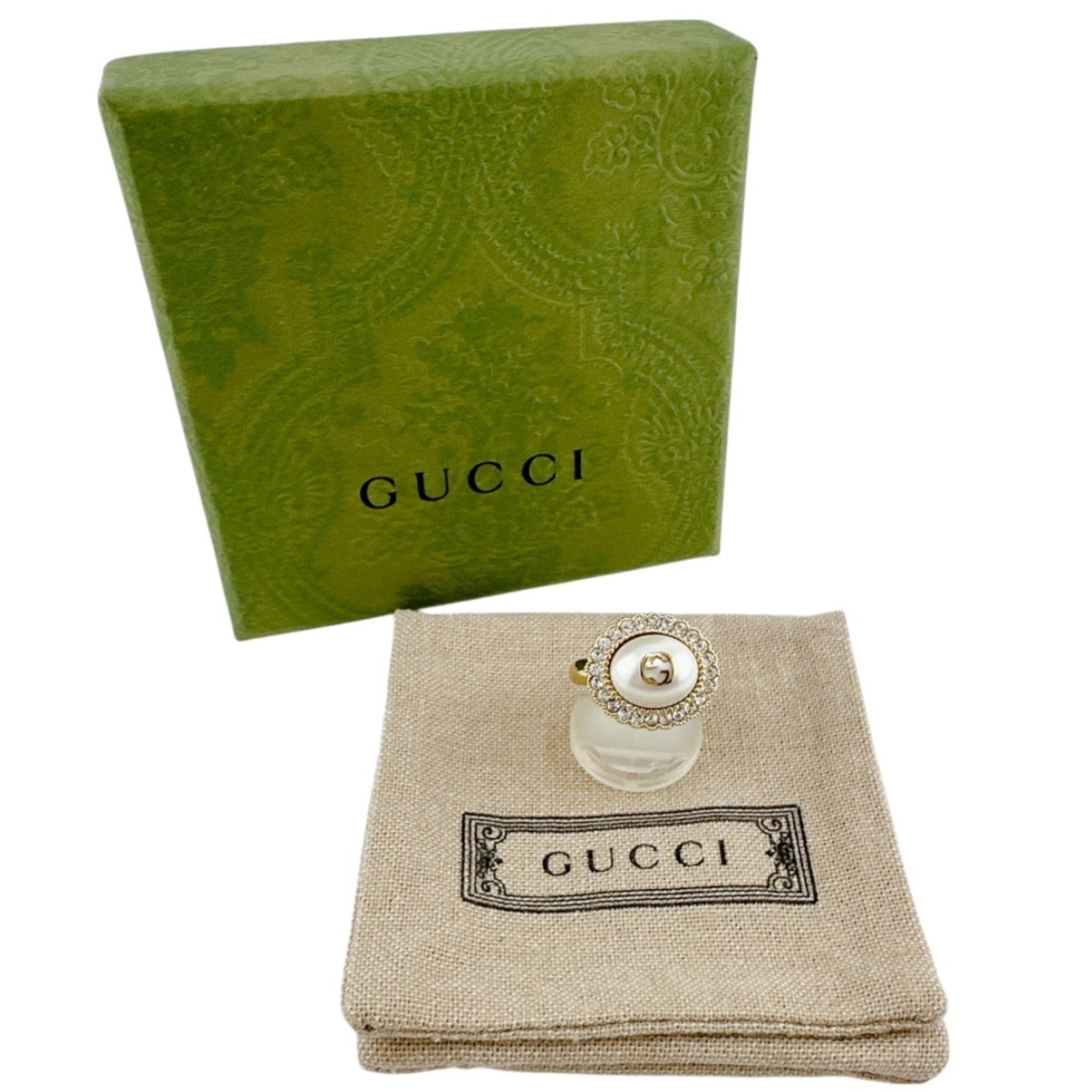 Metal Band Ring Gucci: Metal Band Ring Gucci Gold Metal Band Ring from Gucci, made in Italy with a US size 6.5 and Japanese size 12, features a sleek design with a width of 18mm. Comes with original box and dust bag for