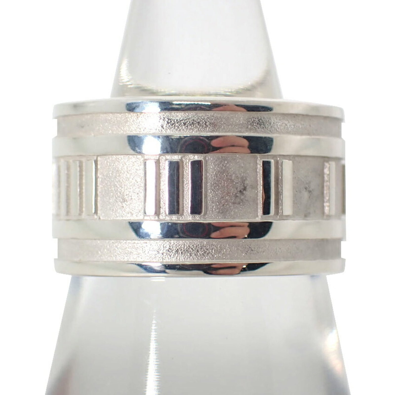 Sterling Silver Tiffany Band Ring 925: Sterling Silver Tiffany Band Ring 925 Sterling silver Tiffany band ring, crafted from high-quality material, features the brand's signature style. This women's ring boasts a classic design with a