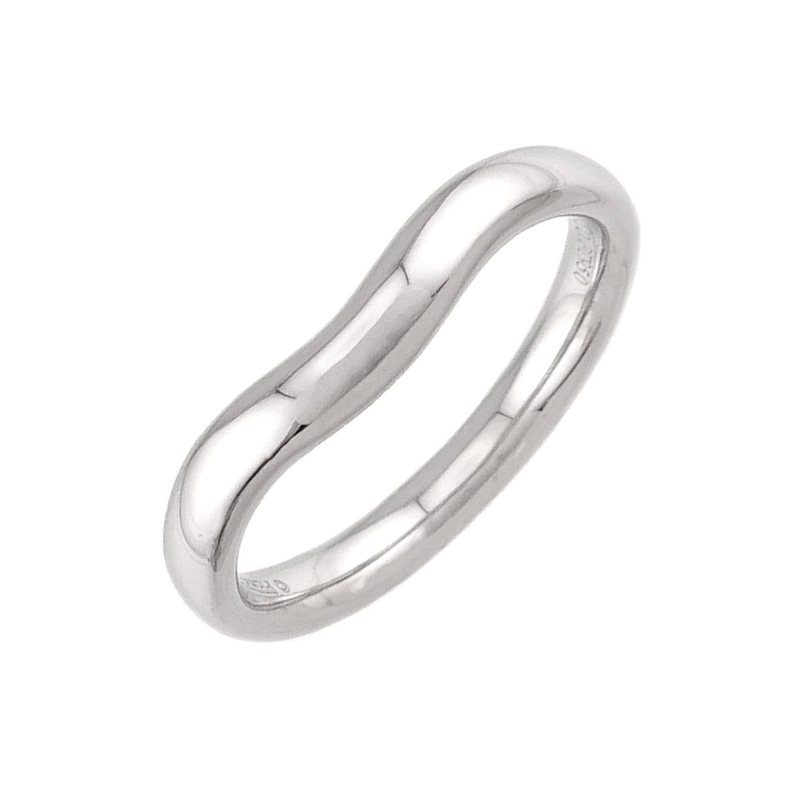 Tiffany platinum ring band: Tiffany platinum ring band Platinum ring band from Tiffany, featuring a high-quality material and precise US size 6.5, offering a comfortable fit for women with medium to large hands. The ring bears