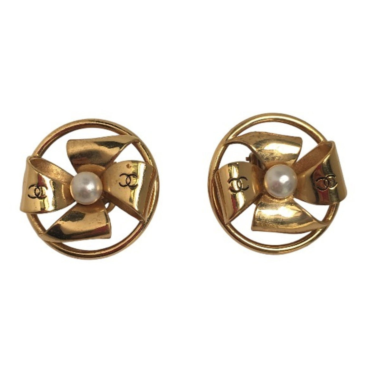 Clip earrings by Chanel: Clip earrings by Chanel Clip earrings by Chanel, crafted in gold with a sleek design. Measuring 35mm x 35mm, these elegant accessories add a touch of sophistication to any outfit. With no additional