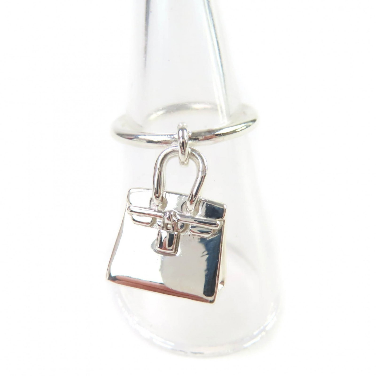 Ring Hermes Band: Ring Hermes Band The Hermes Band ring features a sleek silver design, made from high-quality Silver925 metal. This elegant band is available in US size 6 and Japanese size 11, making it a versatile