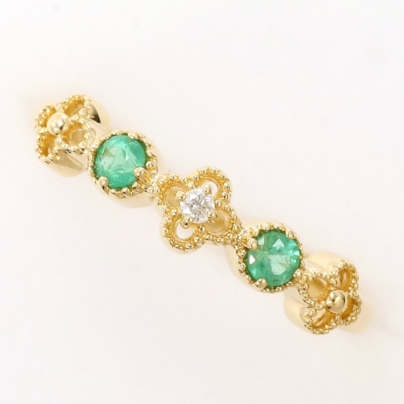 Unbranded band ring yellow gold 10K: Unbranded band ring yellow gold 10K Yellow gold 10K band ring with a diamond and emerald stone, offering a simple yet elegant design. Made from high-quality yellow gold (10K), this unbranded band