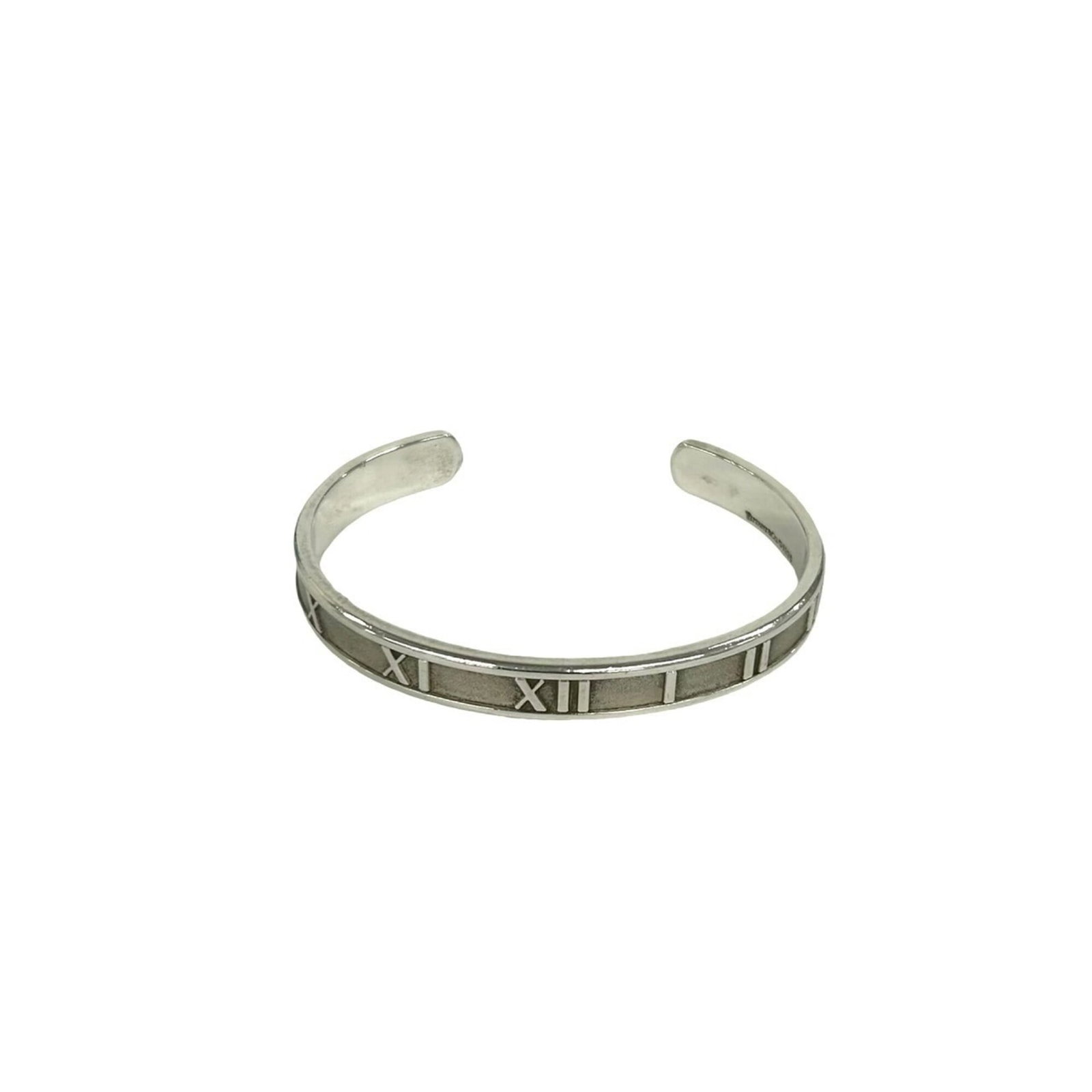 Silver Tiffany Bangle 925: Silver Tiffany Bangle 925 Silver Tiffany Bangle 925 is made from high-quality silver, measuring 15.5cm in length. The bangle features the iconic Tiffany brand and is crafted with a durable 925