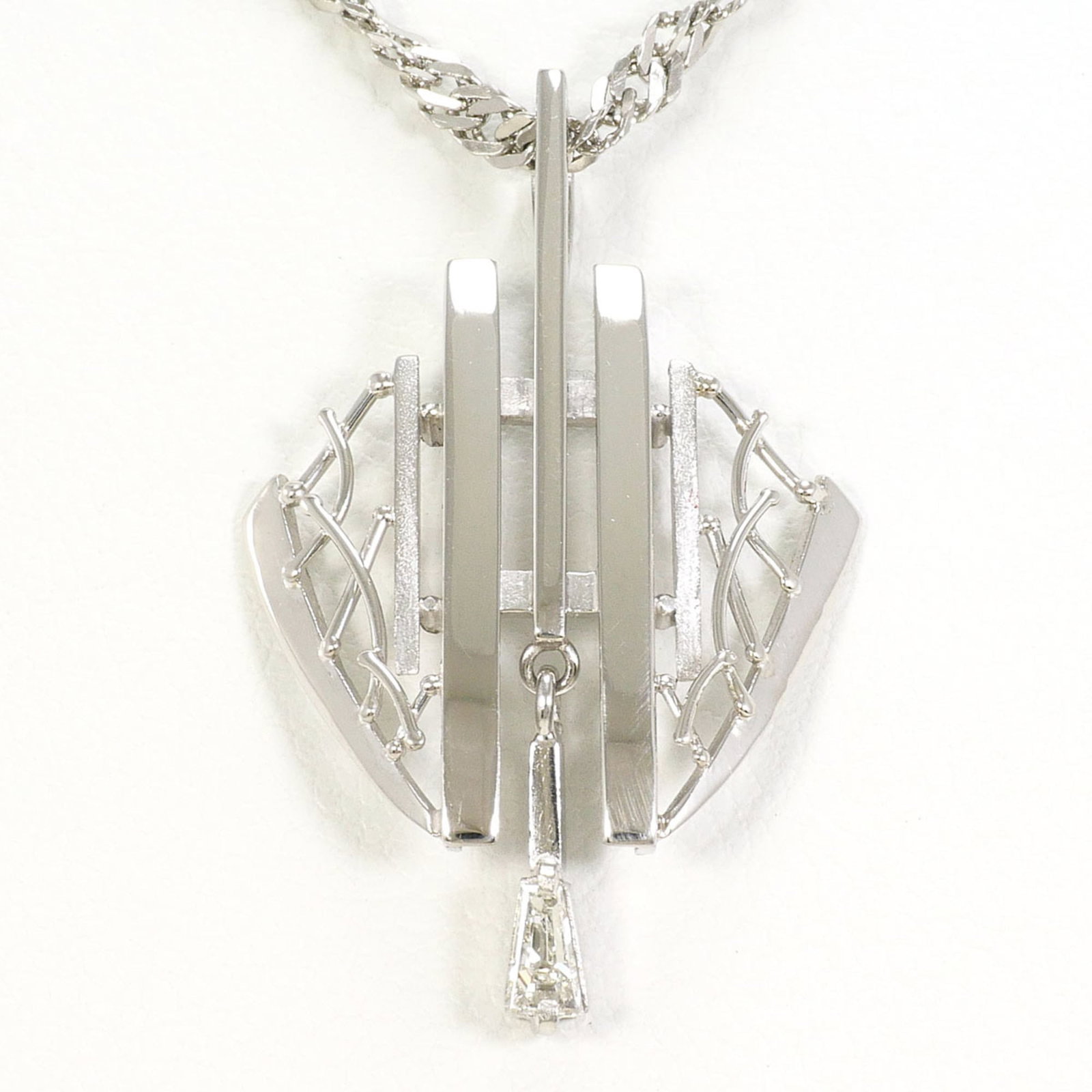 Pm900 Platinum Pt850 Necklace With 0.10 Ct Diamond Certificate Of Authenticity Included Total: Pm900 Platinum Pt850 Necklace With 0.10 Ct Diamond Certificate Of Authenticity Included Total Platinum Pt850 Necklace With 0.10 Ct Diamond Certificate Of Authenticity Included, featuring a stunning 30