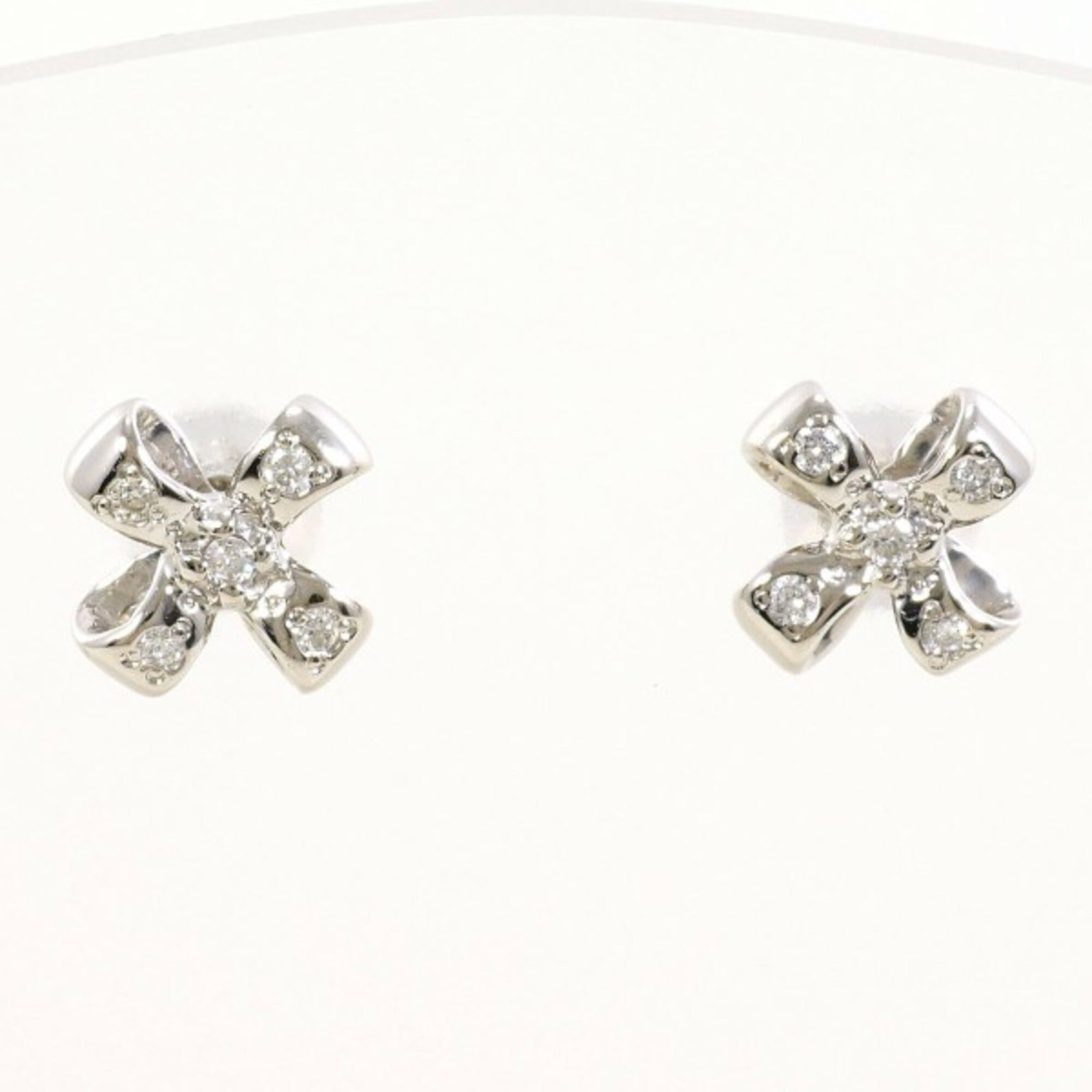 Unbranded Stud Earrings Platinum 900 Platinum 950: Unbranded Stud Earrings Platinum 900 Platinum 950 Platinum 900 and Platinum 950 stud earrings offer a sleek, modern look. With diamonds set in platinum metal, these earrings provide a touch of luxury