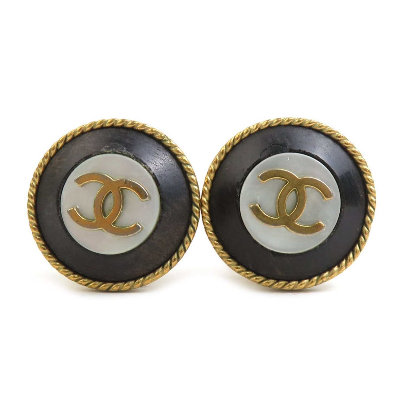 Metal Shell Clip Earrings Chanel Wood: Metal Shell Clip Earrings Chanel Wood Metal Shell Clip Earrings from Chanel, crafted with metal, shell, and wood in black, gold, and white hues. These clip earrings showcase a unique blend of