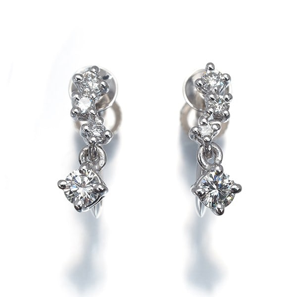Tasaki Earrings Diamond 0.14Ct/ 0.14Ct Drop 900 Platinum: Tasaki Earrings Diamond 0.14Ct/ 0.14Ct Drop 900 Platinum 900 Platinum Diamond Drop Earrings feature two natural diamonds, totaling 0.14ct each, suspended from a platinum base with a drop design. The