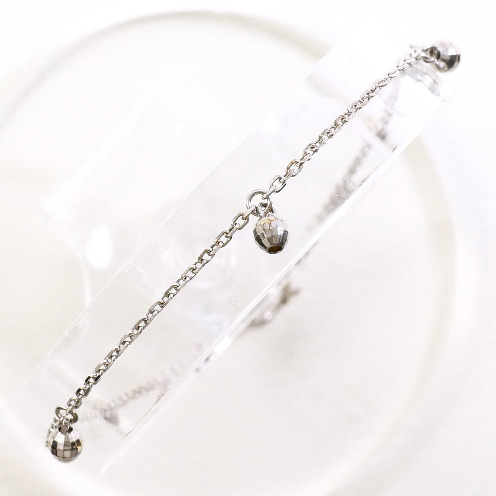 Charm Bracelet White Gold Unbranded: Charm Bracelet White Gold Unbranded White gold charm bracelet with a total length of 18cm, featuring an 18K metal composition and weighing 1.5g. This unbranded charm bracelet boasts a classic design,