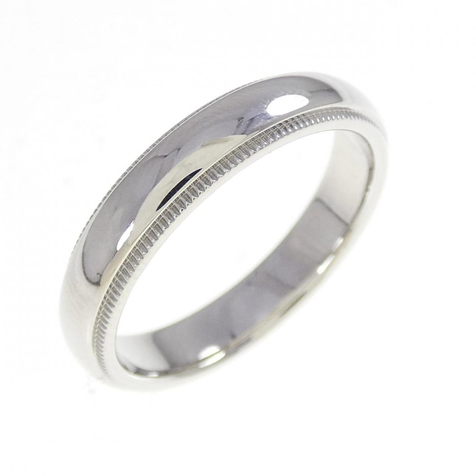 Tiffany platinum ring band: Tiffany platinum ring band Tiffany platinum ring band with elegant design, crafted from high-quality 950 platinum. This timeless piece boasts a sleek and sophisticated look, suitable for everyday