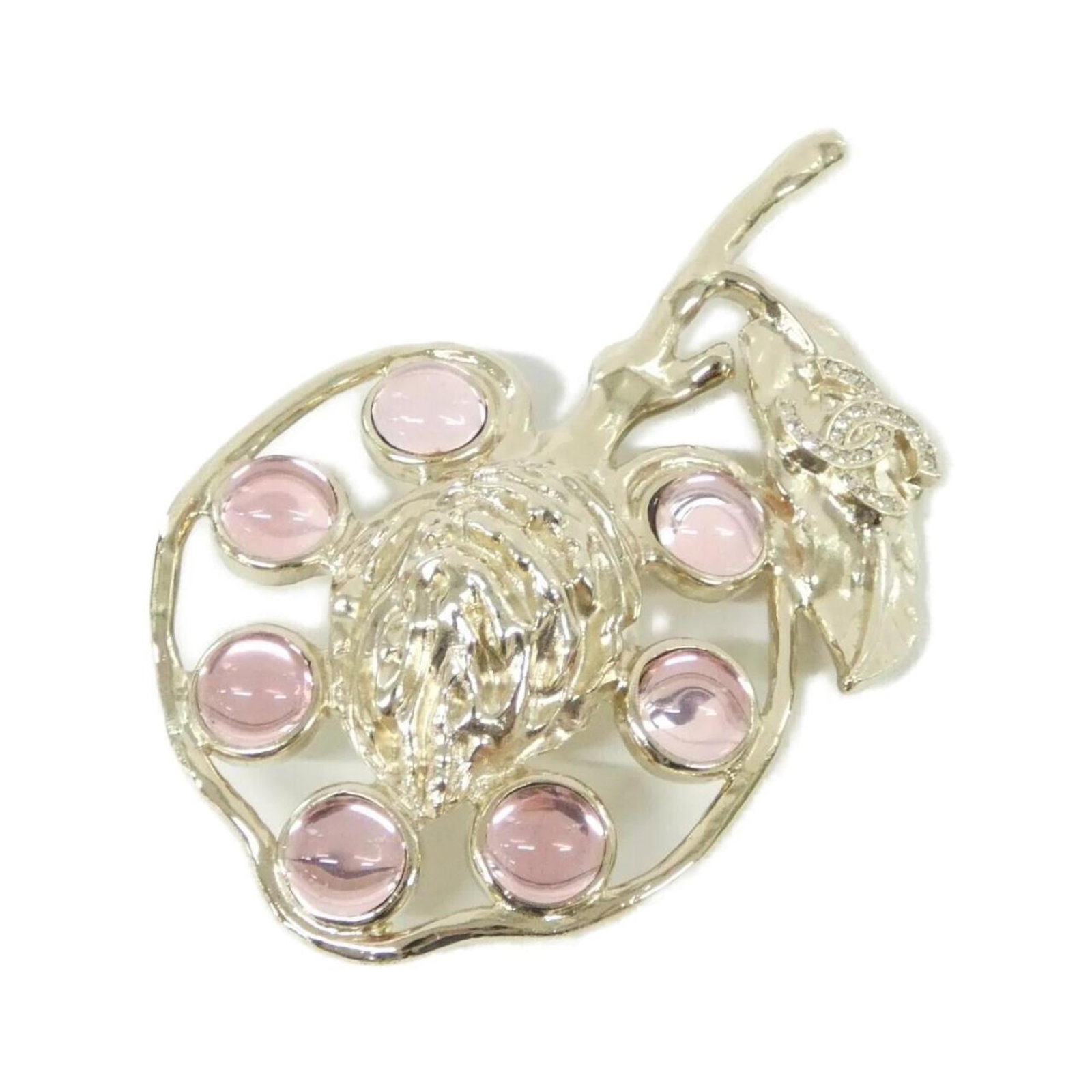 Brooch Chanel: Brooch Chanel Pink Chanel brooch with dimensions 7.2cm x 4.5cm, presented in its original box. This piece bears a signature and comes with accessories. The item's details are as stated in the