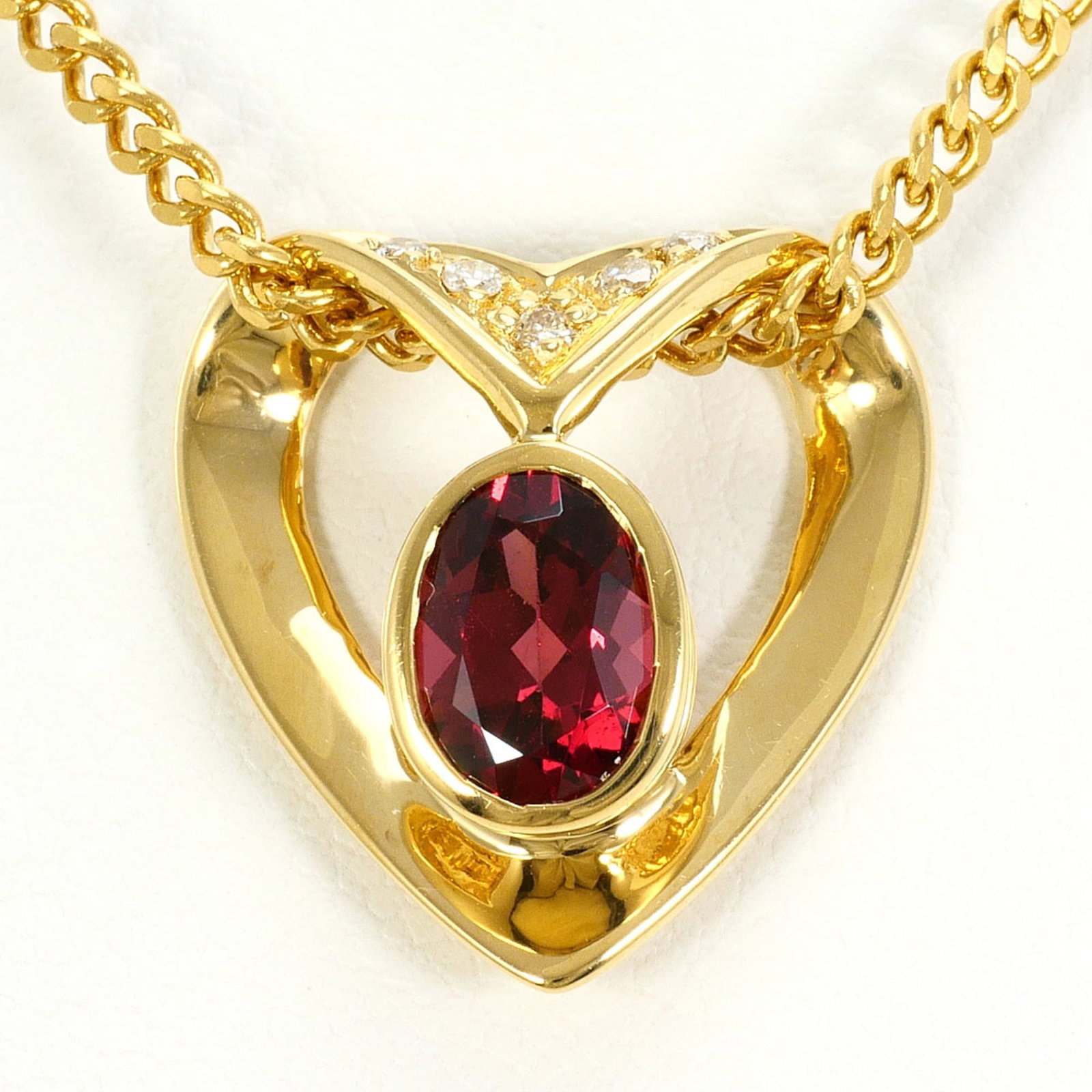 18K (18-Karat) Yellow Gold Necklace With Garnet And Diamond (Carat Weight Not Stamped) Total Weight: 18K (18-Karat) Yellow Gold Necklace With Garnet And Diamond (Carat Weight Not Stamped) Total Weight 18K yellow gold necklace with a striking garnet and diamond pendant, weighing in at 7.9g. The neckla