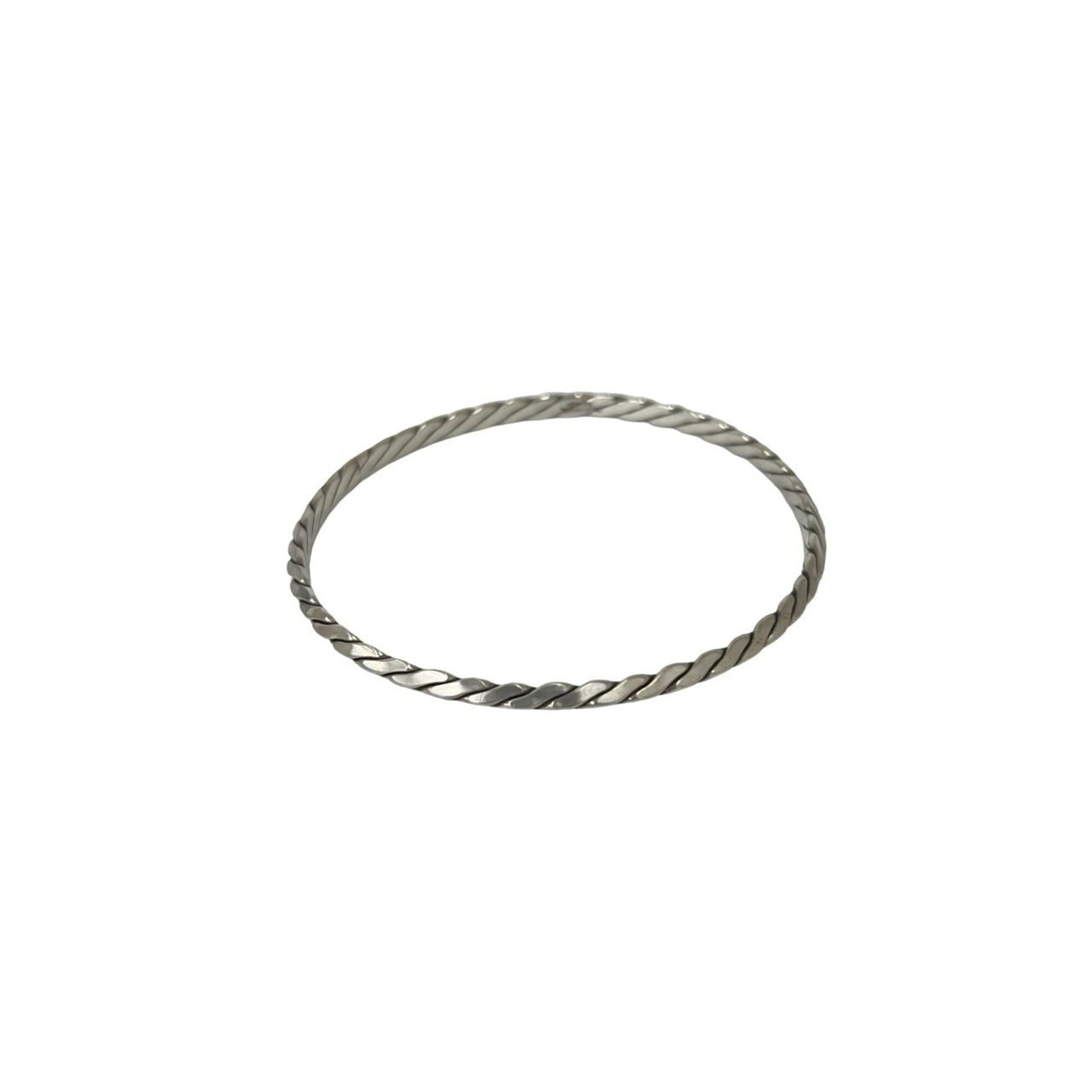 Silver Tiffany Bangle 925: Silver Tiffany Bangle 925 Silver Tiffany Bangle 925 features a sleek, silver design with a length of 20cm. Made from high-quality sterling silver (925), this bangle boasts a classic style that suits
