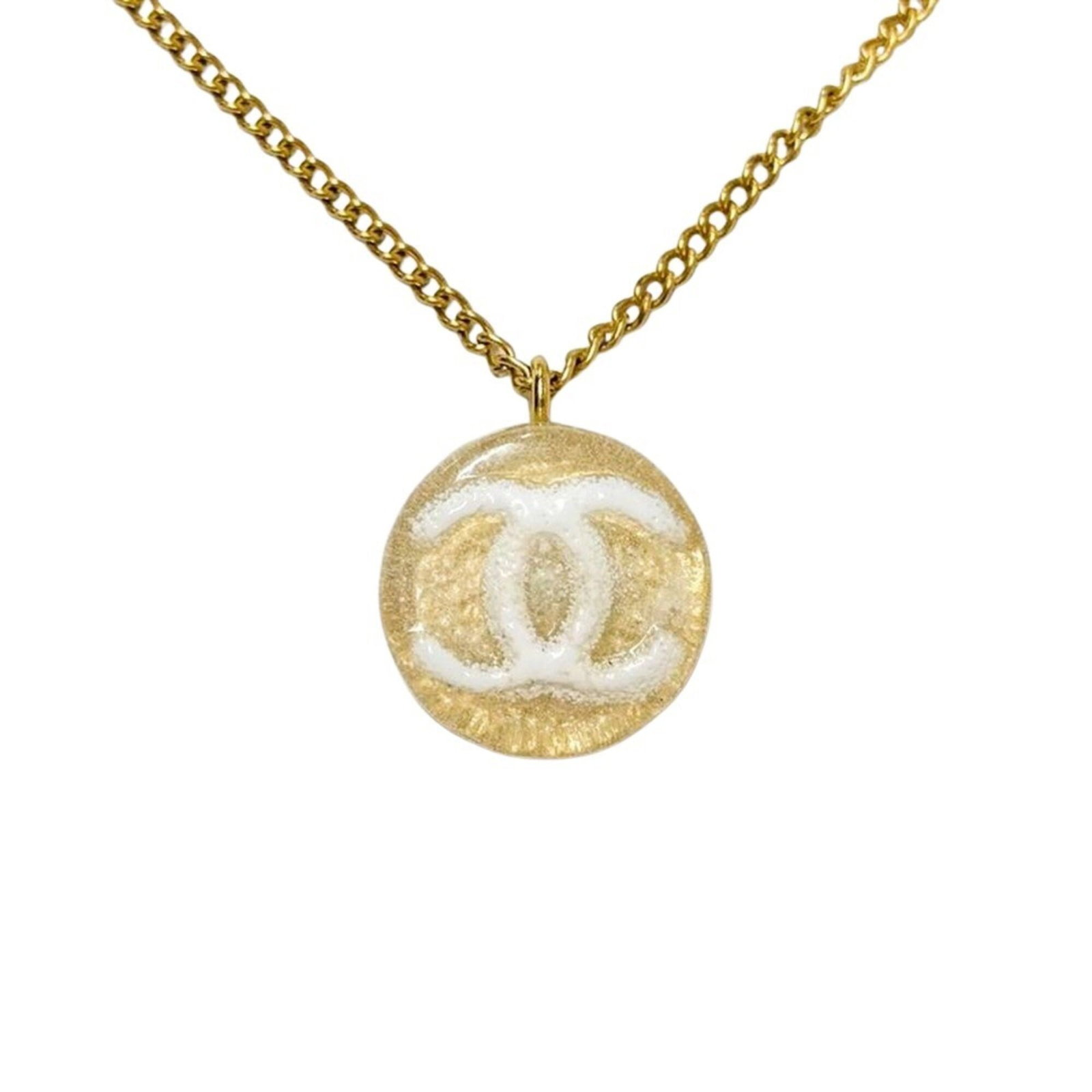 Metal Round Necklace Coco Chanel 03A Plastic Gold: Metal Round Necklace Coco Chanel 03A Plastic Gold Metal Round Necklace Coco Chanel 03A Plastic Gold - A chic gold metal round necklace with a classic design, bearing the signature of Coco Chanel.