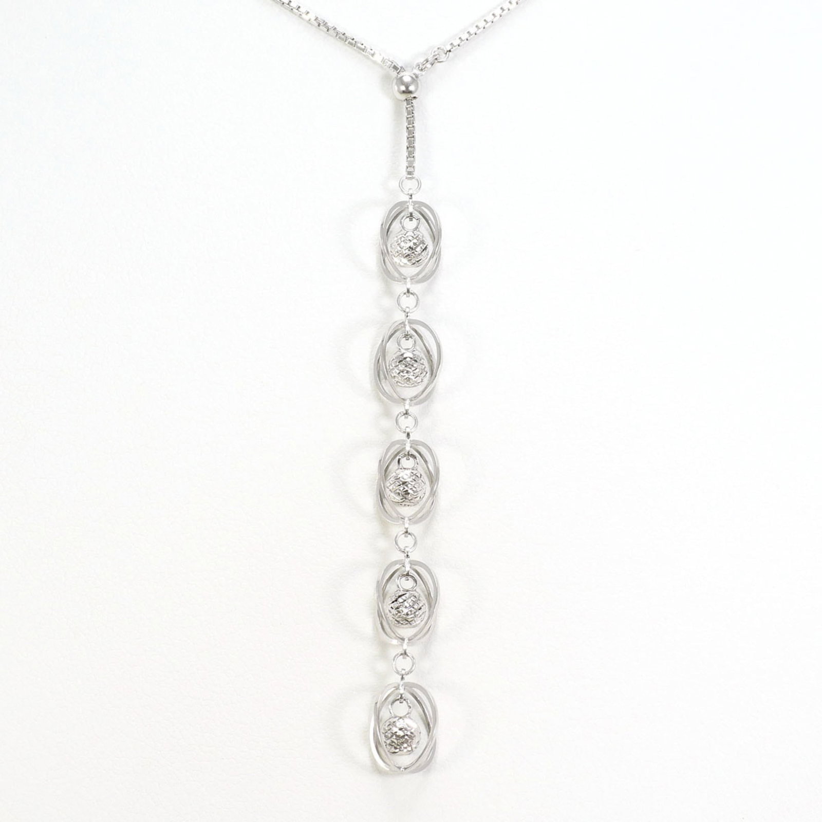 White Gold 18K Karat Necklace Total Weight 5.7G 46Cm Length Jewelry: White Gold 18K Karat Necklace Total Weight 5.7G 46Cm Length Jewelry White gold 18K Karat Necklace Total Weight 5.7G, measuring 46 cm in length, features a pendant with dimensions 63mm x 7mm. This neck