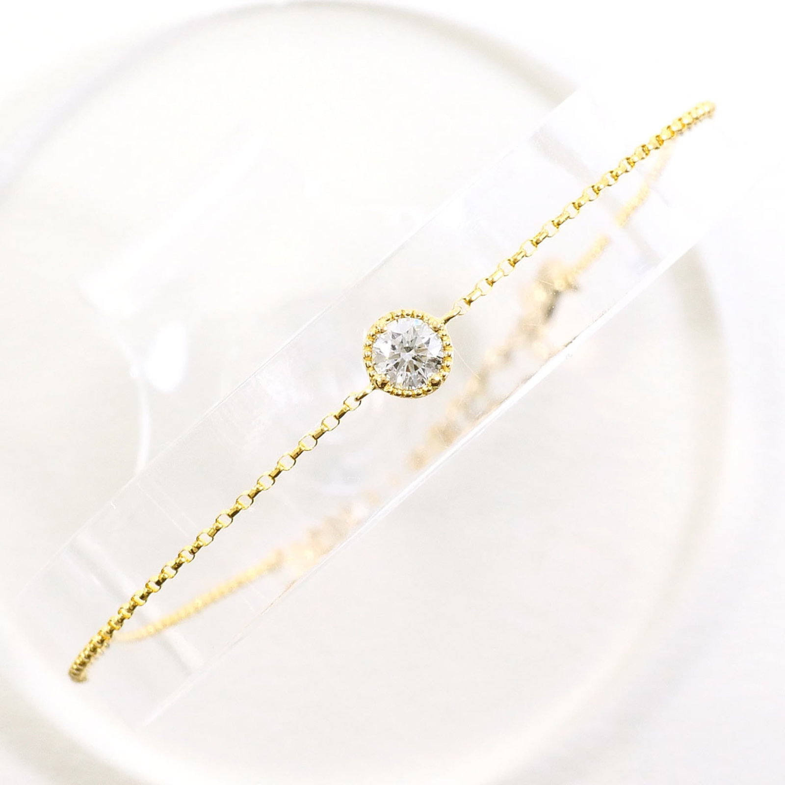 Yellow Gold Charm Unbranded Bracelet: Yellow Gold Charm Unbranded Bracelet Yellow gold charm bracelet, crafted from 18K yellow gold, features a diamond stone weighing 0.17 carats and has a total length of 18.5cm. This elegant charm