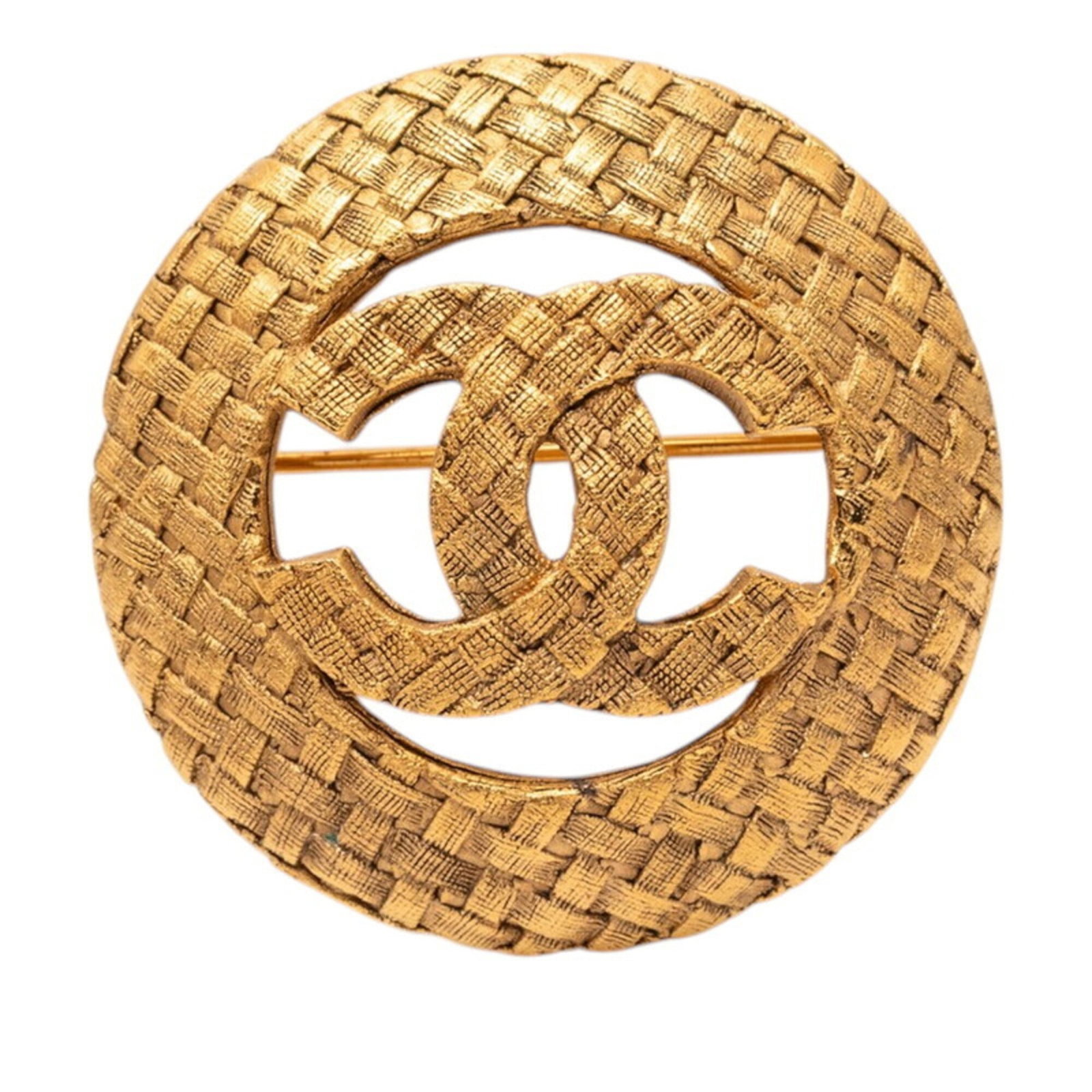 Brooch Chanel: Brooch Chanel Gold Brooch by Chanel, measuring 3.85cm x 3.85cm / 1.51'' x 1.51'', bears a signature from the renowned fashion house. This elegant piece is made of gold and features a classic design