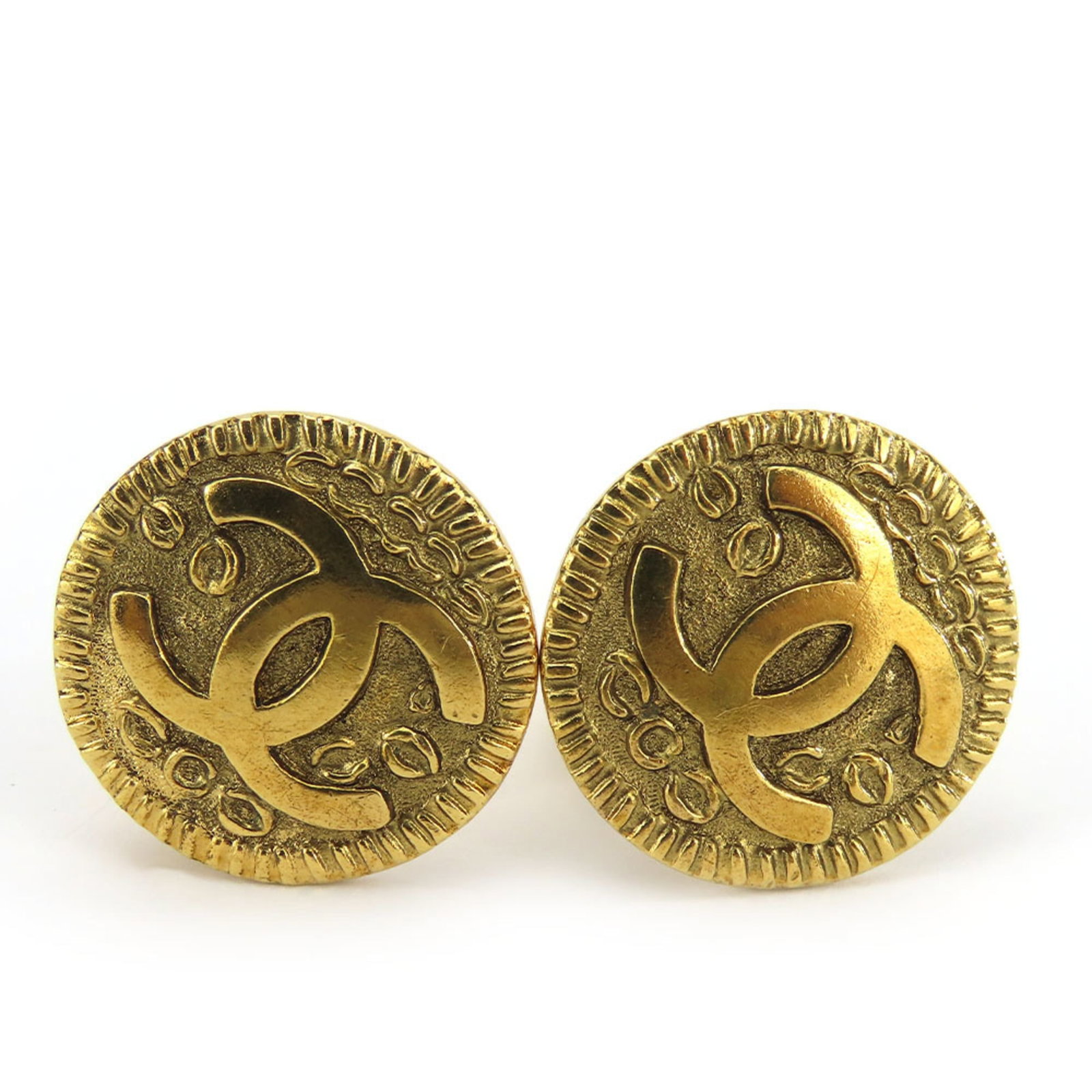 Metal clip earrings by Chanel: Metal clip earrings by Chanel Metal clip earrings by Chanel, crafted from gold metal with a sleek design and precise dimensions. Measuring 25mm x 25mm in size, these elegant earrings are made without