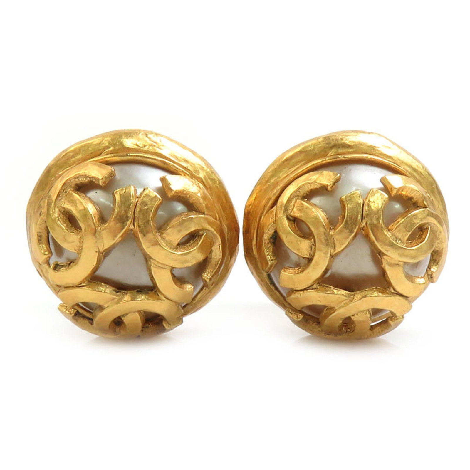 Metal clip earrings by Chanel: Metal clip earrings by Chanel Metal clip earrings by Chanel, crafted from gold and off-white metal with a diameter of 25mm. This elegant design showcases the timeless sophistication of the iconic