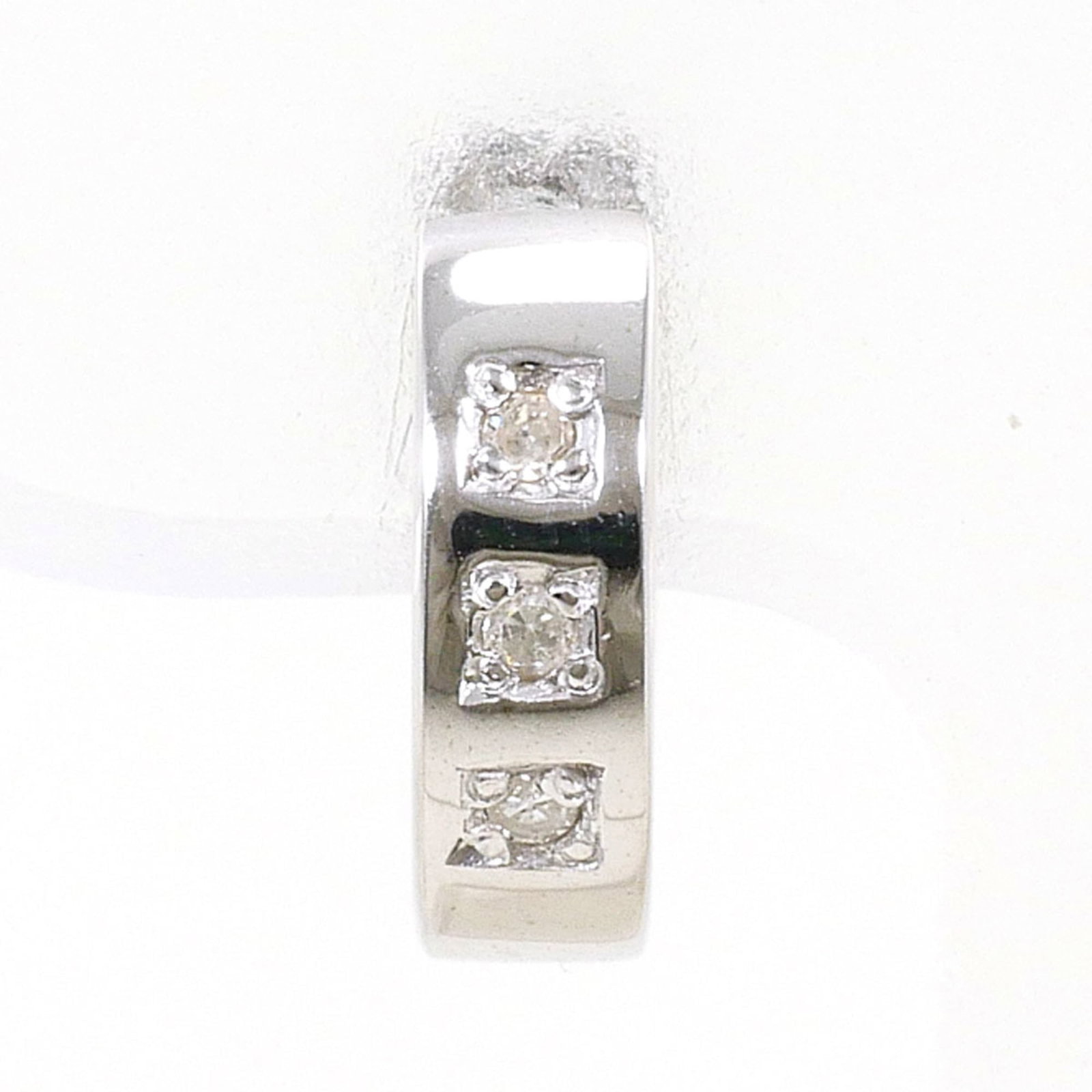 Unbranded Hoop Earrings White Gold (14K): Unbranded Hoop Earrings White Gold (14K) White gold (14K) hoop earrings featuring a single diamond, weighing 0.9g / 0.03oz, set in unbranded white gold metal. The simplicity and elegance of these