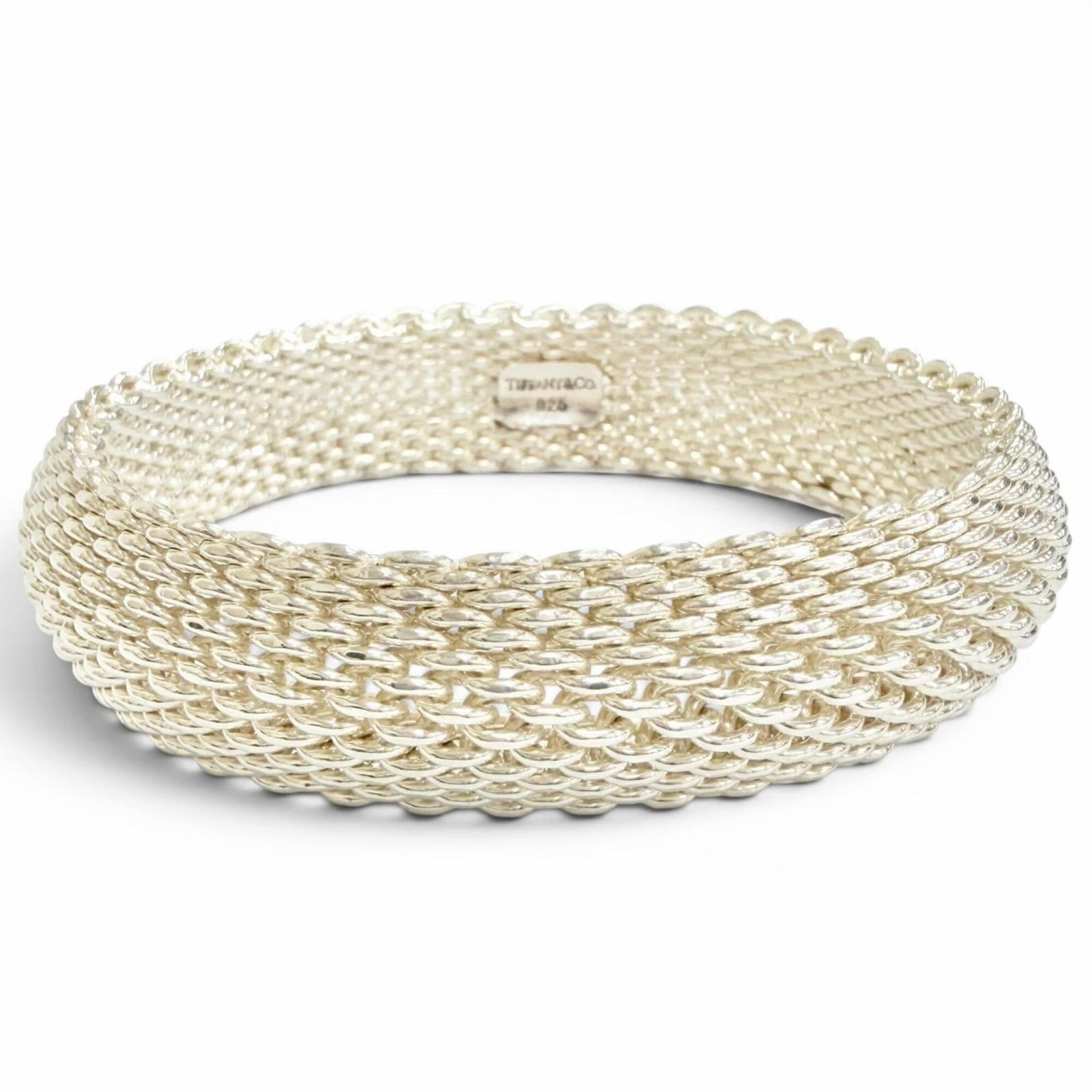 Silver Tiffany Bangle 925: Silver Tiffany Bangle 925 Silver Tiffany Bangle 925 features a sleek, silver design with a length of 20cm. Made from high-quality sterling silver (925), this bangle boasts a classic style that suits