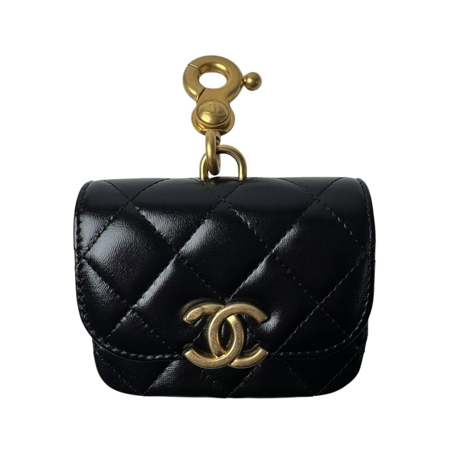 Handbag Leather Charm Chanel: Handbag Leather Charm Chanel Black leather handbag charm from Chanel, measuring 80.00mm x 90.00mm x 20.00mm. Made from high-quality leather, this small accessory features a sleek black design that