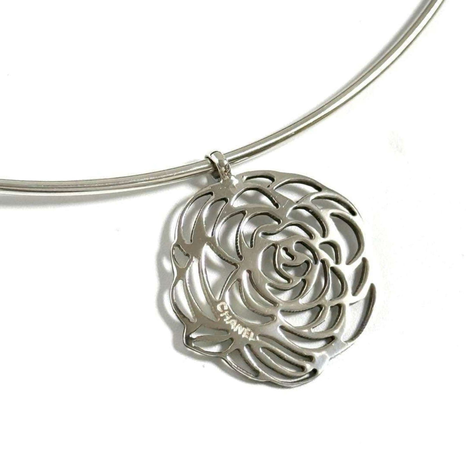Silver choker pendant necklace camellia Chanel 925: Silver choker pendant necklace camellia Chanel 925 Silver choker pendant necklace from Chanel, made from high-quality silver 925 material. This elegant piece features a classic camellia design that