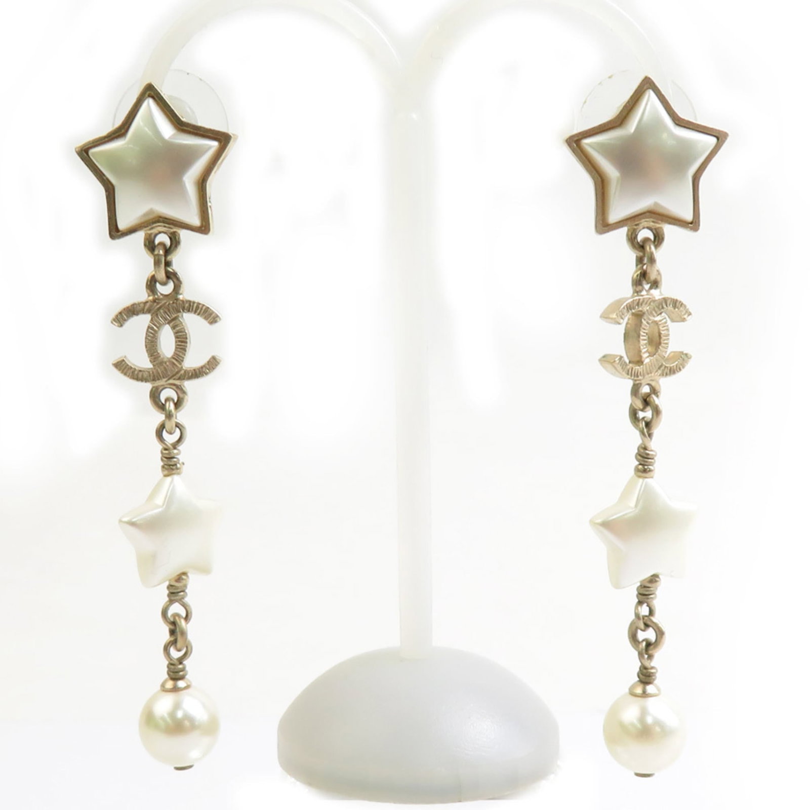 Artificial pearl metal earrings by Chanel drop: Artificial pearl metal earrings by Chanel drop Artificial pearl metal earrings by Chanel drop, crafted from high-quality artificial pearls and finished in gold. Measuring 64mm x 15mm, these elegant