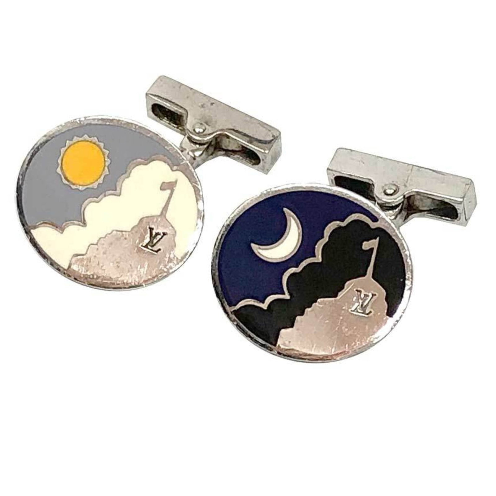 Louis Vuitton Cufflinks Silver 925: Louis Vuitton Cufflinks Silver 925 Silver 925 Louis Vuitton Cufflinks. Made from high-quality silver, these cufflinks showcase the iconic Louis Vuitton brand. A stylish accessory for men. Item Specifi