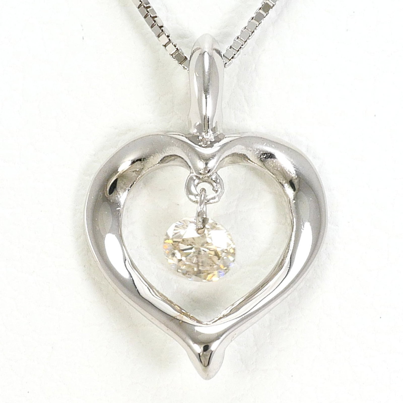 18K (18-Karat White Gold) Necklace With 0.10Ct Diamond Total Weight 1.6G 40Cm Length Jewelry.: 18K (18-Karat White Gold) Necklace With 0.10Ct Diamond Total Weight 1.6G 40Cm Length Jewelry. 18K white gold necklace boasts a total weight of 1.6g, featuring 0.10ct diamonds for a touch of elegance.