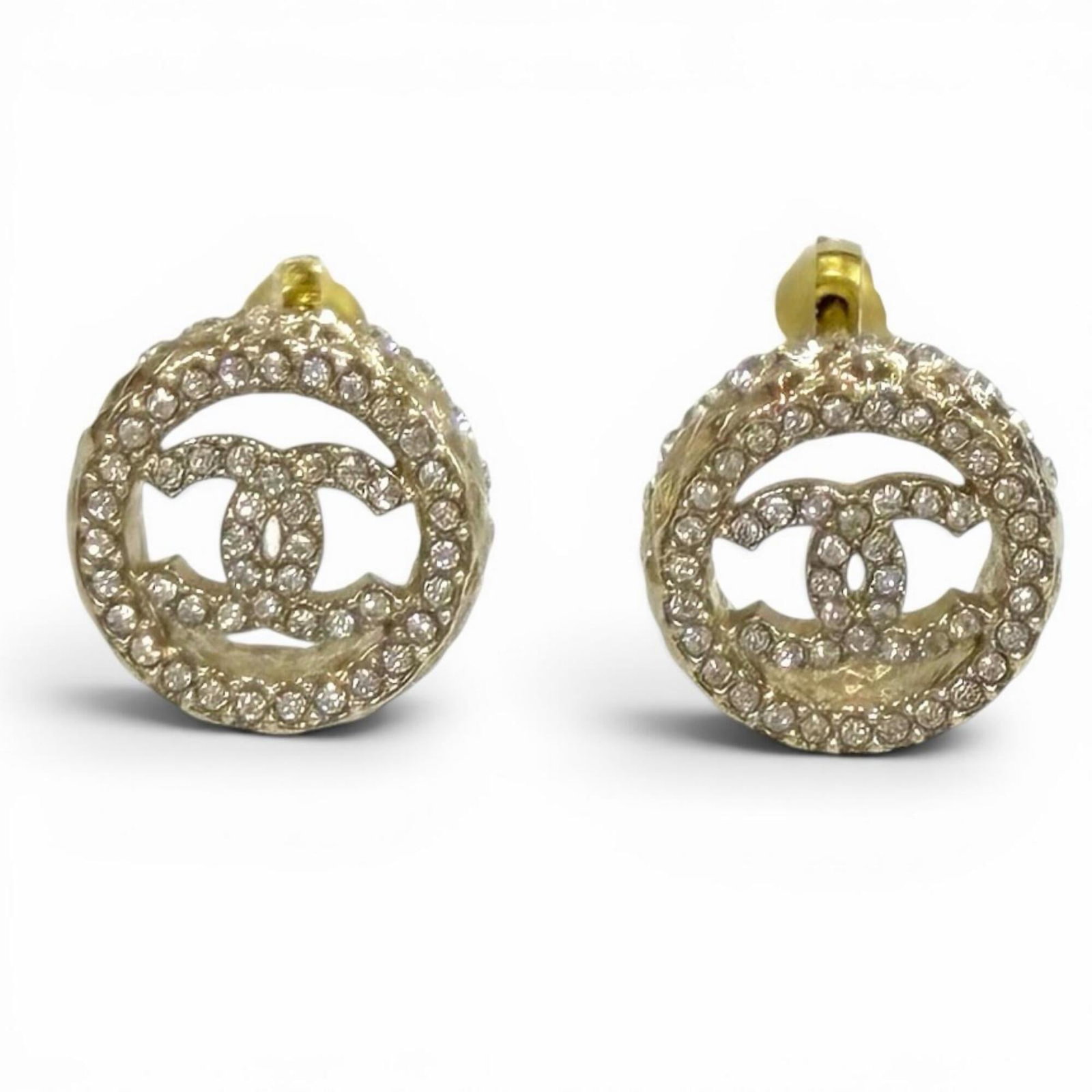 Rhinestone stud earrings Chanel: Rhinestone stud earrings Chanel Rhinestone stud earrings from Chanel, crafted with gold rhinestones and made in Italy. These elegant earrings feature the iconic brand's signature style, making them a 